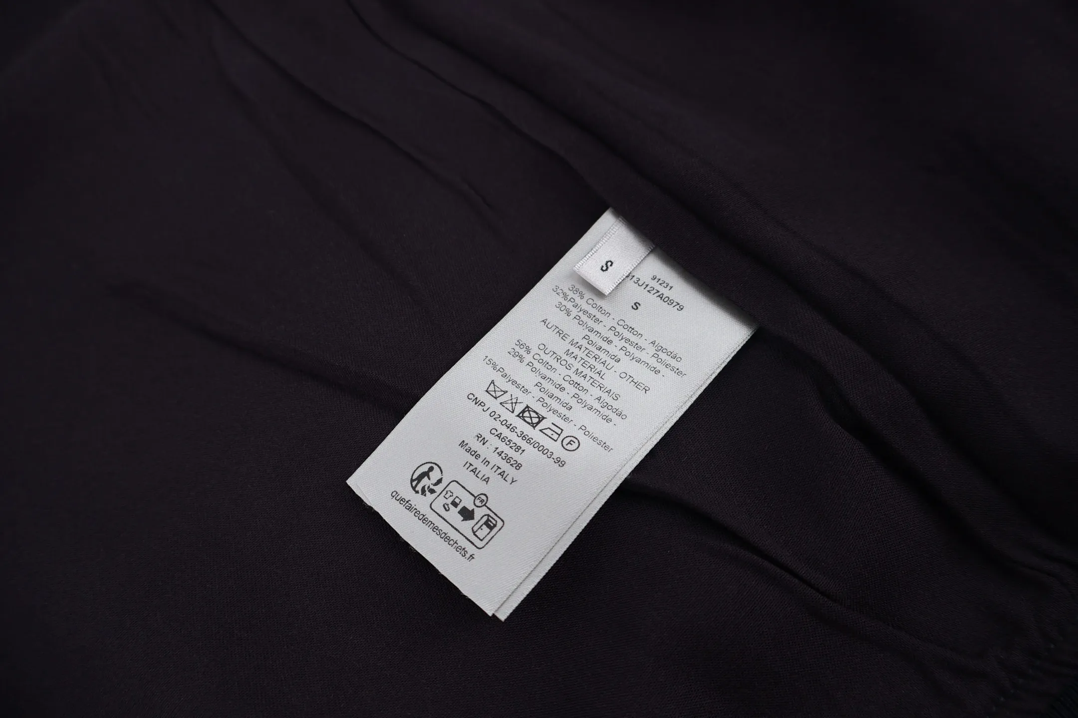 🅿️600 CD Jacquard Web Zipper Stand Collar Jacket. Originally purchased for 23,500. It is made of cotton and technical yarn blend to bring a delicate texture. The sleeves are decorated with Oblique Cotton plain knitted jacquard webbing details, jacquard processing, showing a concave and convex three-dimensional texture, stand-up collar design, windproof and cold protection, placket with high-quality European lettering alloy two-way zipper closure, elastic elastic cuffs hem design, three-label accessories are complete. This sports jacket has been reinterpreted and can be paired with a series of trousers. It can be worn for both daily travel and leisure time, and can be easily worn by both men and women.