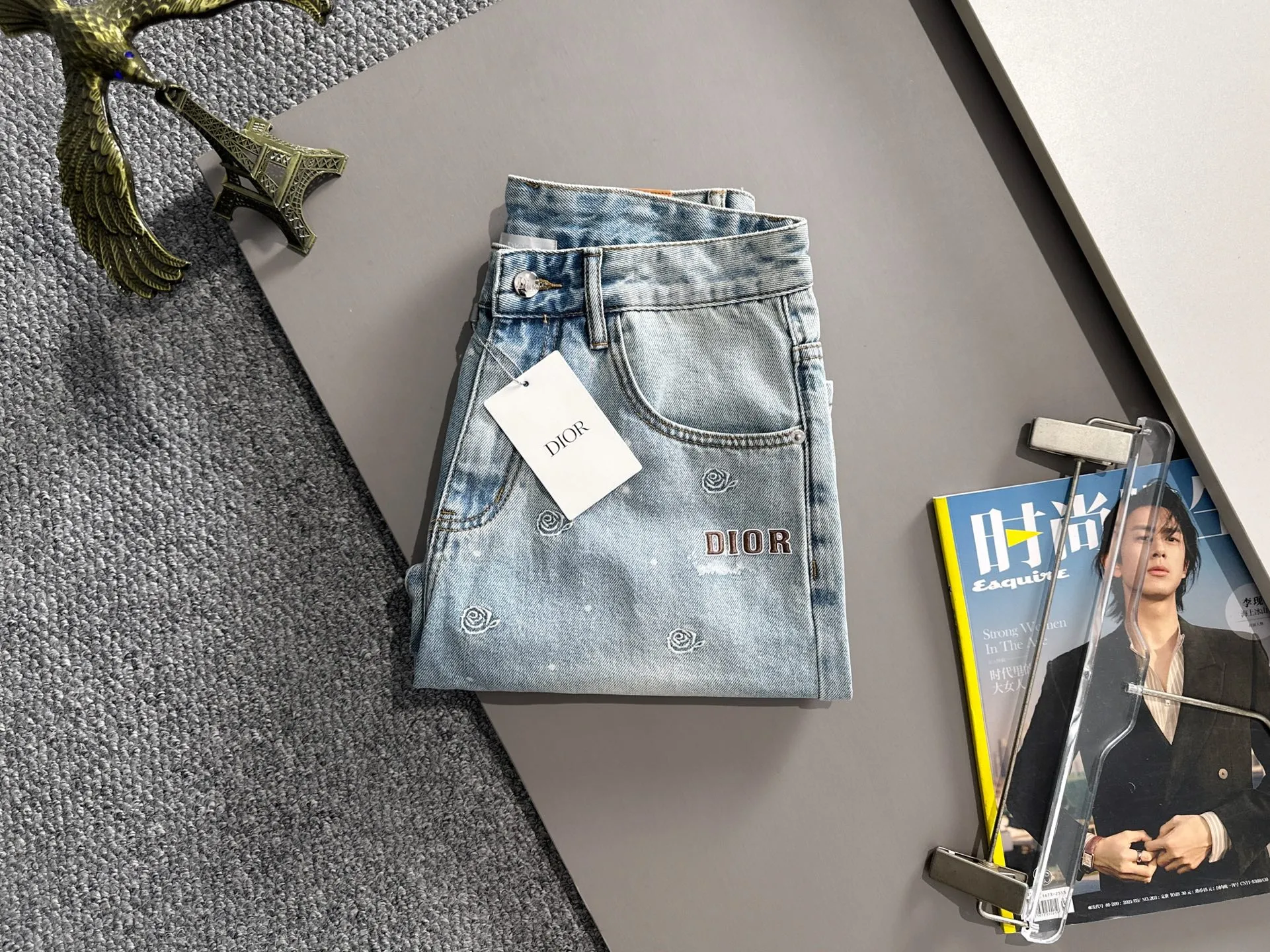 🅿️330 Dior 2025 summer new jeans denim shorts are produced using imported Japanese Denim plain cotton denim fabrics, complete with three standards. The top stone-washed process makes the texture reach the old taste of the 1980s. It is soft, delicate, comfortable and breathable. The color has a modern and fashionable vicissitudes. The upper body is versatile and fashionable! Light luxury, a must-have item for daily commuting! Code number: 28-40 (please state your height and weight when placing an order)