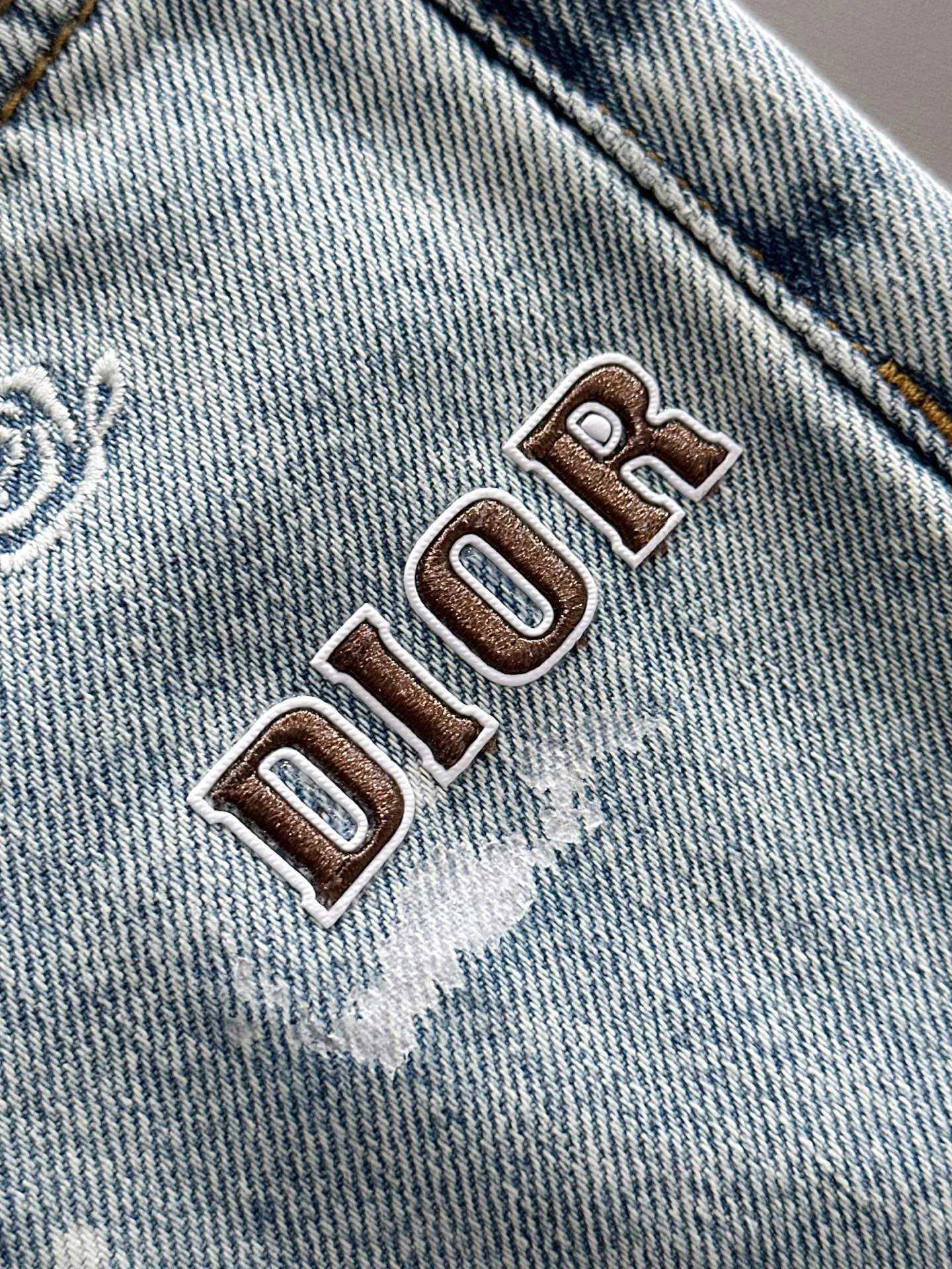 🅿️330 Dior 2025 summer new jeans denim shorts are produced using imported Japanese Denim plain cotton denim fabrics, complete with three standards. The top stone-washed process makes the texture reach the old taste of the 1980s. It is soft, delicate, comfortable and breathable. The color has a modern and fashionable vicissitudes. The upper body is versatile and fashionable! Light luxury, a must-have item for daily commuting! Code number: 28-40 (please state your height and weight when placing an order)