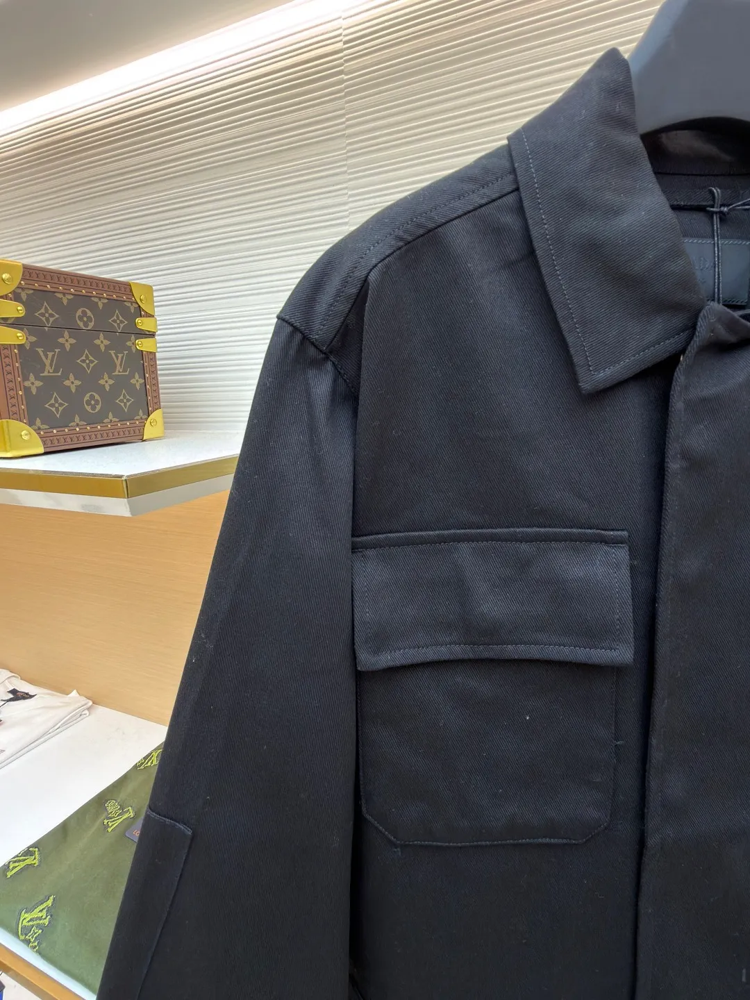 PRADA cotton work style jacket ●Original version: Purchased and developed by 14803 ●Item number: 1680864-B90 ●Fabric: nylon fabric ●Technology: Made on positioning cutting machine ●Version: fitted version ●Weight: about 760 grams ●Size: S-M-L-XL ●Description: The fabric is constructed with 45° diagonal warp and weft interweaving, and the closely arranged cotton yarns form a natural three-dimensional texture, giving it a practical base that is anti-wrinkle and wear-resistant. At the same time, the matte texture echoes the rough aesthetics of workwear style. It retains the natural skin-friendliness and sweat-absorbing ability of cotton fiber, while taking into account warmth and breathability. Utilizing the natural stiffness of the fabric, double-layer cotton yarn is used to reinforce the shoulder seams to create a sculptural wide shoulder silhouette and avoid softness and deformation. Invisible thread strips are embedded in the cuffs to ensure freedom of movement. Through low-temperature pressing and the natural hardness of twill fabric, a 30-degree stiffening angle is created to make the neckline fit the curve of the neck and improve wearing comfort. Abandoning the traditional lining, the stiffness of the fabric itself is used to shape the silhouette, reducing redundant layers while improving breathability. Hidden button closure and straight bottom hem design enhance the tough temperament and balance the loose fit, avoiding a bloated look. Symmetrical flap patch pockets enhance practicality, and the three-dimensional silhouette adds a sense of hierarchy. Tight stitching at the edges makes the bag sturdy while adding beauty. The overall wiring is straight and delicate, the fabric is comfortable and soft, and the color is consistent without color difference. It can be matched with the same style to create a fashionable look and control various occasions. Customized accessories, complete with three standards, same style for men and women!