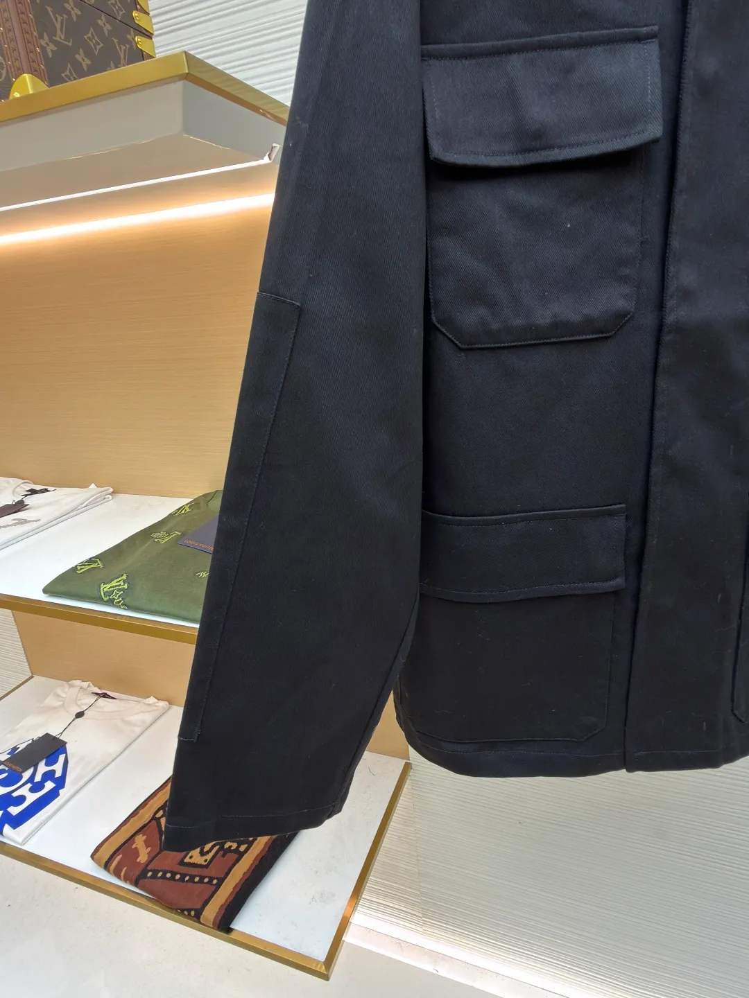 PRADA cotton work style jacket ●Original version: Purchased and developed by 14803 ●Item number: 1680864-B90 ●Fabric: nylon fabric ●Technology: Made on positioning cutting machine ●Version: fitted version ●Weight: about 760 grams ●Size: S-M-L-XL ●Description: The fabric is constructed with 45° diagonal warp and weft interweaving, and the closely arranged cotton yarns form a natural three-dimensional texture, giving it a practical base that is anti-wrinkle and wear-resistant. At the same time, the matte texture echoes the rough aesthetics of workwear style. It retains the natural skin-friendliness and sweat-absorbing ability of cotton fiber, while taking into account warmth and breathability. Utilizing the natural stiffness of the fabric, double-layer cotton yarn is used to reinforce the shoulder seams to create a sculptural wide shoulder silhouette and avoid softness and deformation. Invisible thread strips are embedded in the cuffs to ensure freedom of movement. Through low-temperature pressing and the natural hardness of twill fabric, a 30-degree stiffening angle is created to make the neckline fit the curve of the neck and improve wearing comfort. Abandoning the traditional lining, the stiffness of the fabric itself is used to shape the silhouette, reducing redundant layers while improving breathability. Hidden button closure and straight bottom hem design enhance the tough temperament and balance the loose fit, avoiding a bloated look. Symmetrical flap patch pockets enhance practicality, and the three-dimensional silhouette adds a sense of hierarchy. Tight stitching at the edges makes the bag sturdy while adding beauty. The overall wiring is straight and delicate, the fabric is comfortable and soft, and the color is consistent without color difference. It can be matched with the same style to create a fashionable look and control various occasions. Customized accessories, complete with three standards, same style for men and women!