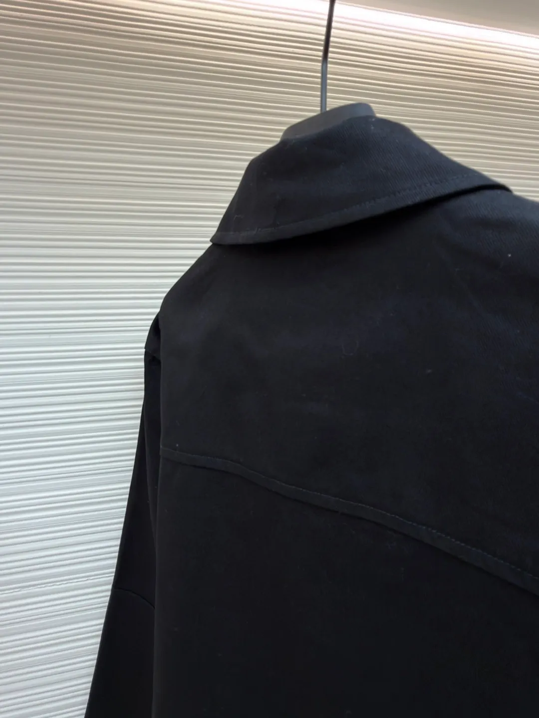PRADA cotton work style jacket ●Original version: Purchased and developed by 14803 ●Item number: 1680864-B90 ●Fabric: nylon fabric ●Technology: Made on positioning cutting machine ●Version: fitted version ●Weight: about 760 grams ●Size: S-M-L-XL ●Description: The fabric is constructed with 45° diagonal warp and weft interweaving, and the closely arranged cotton yarns form a natural three-dimensional texture, giving it a practical base that is anti-wrinkle and wear-resistant. At the same time, the matte texture echoes the rough aesthetics of workwear style. It retains the natural skin-friendliness and sweat-absorbing ability of cotton fiber, while taking into account warmth and breathability. Utilizing the natural stiffness of the fabric, double-layer cotton yarn is used to reinforce the shoulder seams to create a sculptural wide shoulder silhouette and avoid softness and deformation. Invisible thread strips are embedded in the cuffs to ensure freedom of movement. Through low-temperature pressing and the natural hardness of twill fabric, a 30-degree stiffening angle is created to make the neckline fit the curve of the neck and improve wearing comfort. Abandoning the traditional lining, the stiffness of the fabric itself is used to shape the silhouette, reducing redundant layers while improving breathability. Hidden button closure and straight bottom hem design enhance the tough temperament and balance the loose fit, avoiding a bloated look. Symmetrical flap patch pockets enhance practicality, and the three-dimensional silhouette adds a sense of hierarchy. Tight stitching at the edges makes the bag sturdy while adding beauty. The overall wiring is straight and delicate, the fabric is comfortable and soft, and the color is consistent without color difference. It can be matched with the same style to create a fashionable look and control various occasions. Customized accessories, complete with three standards, same style for men and women!