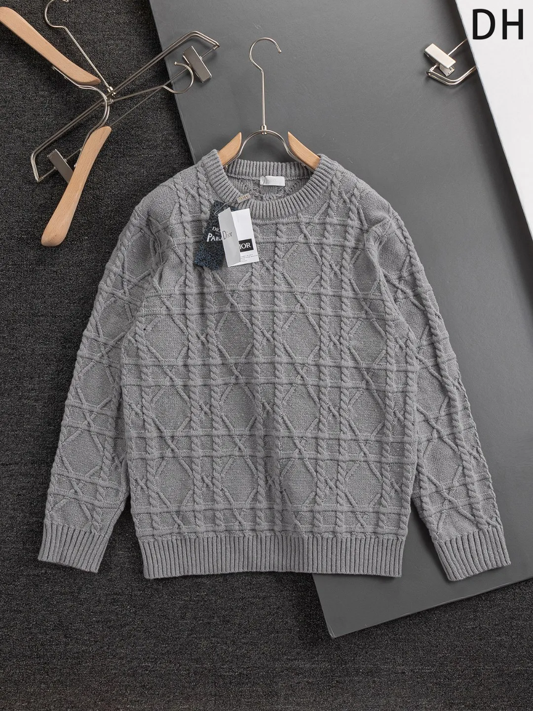 🅿️330 Dior Dior micro wide version CD micro wide version S-Xl 25ss forever unbeatable classic style permanent boutique counter timeless classic CD cannage pattern crew neck sweater heavy craftsmanship Unisex cotton blended terry jersey fabric, carefully made of beige cashmere cable knit fabric, with exquisite details reinterpreting the classic cannage pattern. 50% wool content yarn 35% cashmere 15% synthetic fiber Original development This comes from the 2025 limited series. The full logo jacquard sweater highlights the classic Obliave flower. It is matched with an S-shaped round neck and topstitching. It is unique. The whole body is decorated with obliqve jacquard. The ribbed round neck is matched with ⭕️ shaped topstitching, customized accessories, and the whole body is customized and developed according to the y board... It has three complete standards and can control various styles. To Dior Salute to a historic year! Coupled with the blessing of full-flower cotton material, both the upper body comfort and the existence are unparalleled. It can be said to be a must-have companion in summer. The excellent breathability and comfortable wearing feeling are unparalleled~ Recommended! ! Same style for men and women! Color: Picture color Size: S-XL Size chart: S: Shoulder width 41-Bust 51-Length 66 M: Shoulder width 43-Bust 53-Length 68 L: Shoulder width 45-Bust 55-Length 70 XL: Shoulder width 47-Bust 57-Length 72