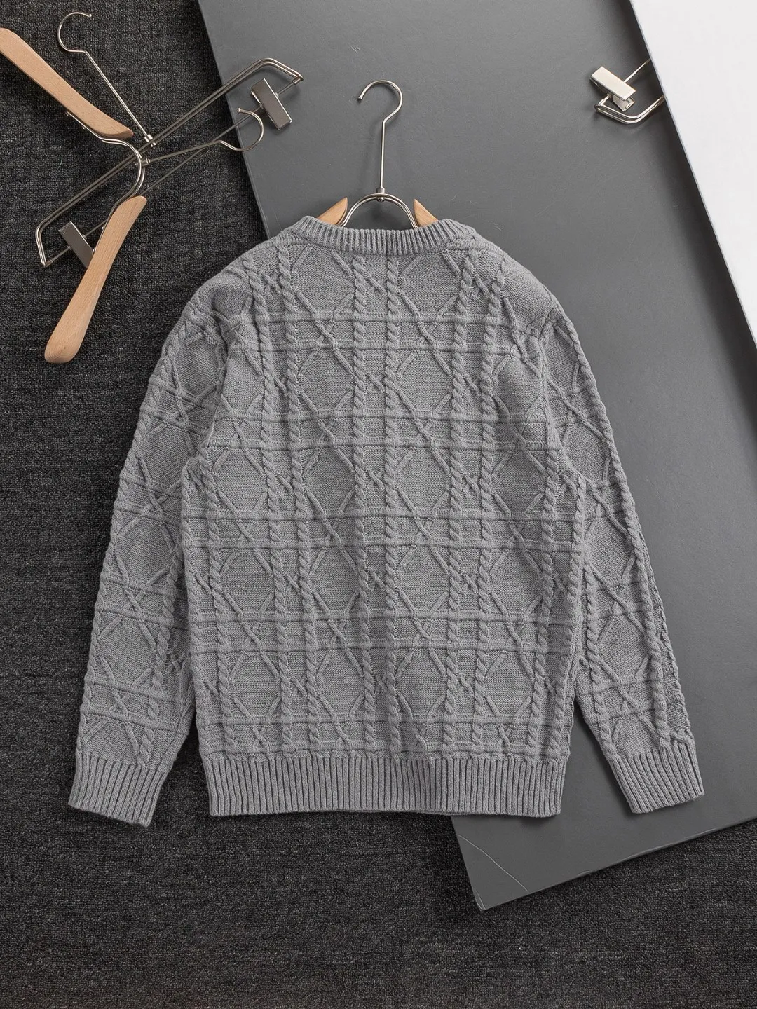 🅿️330 Dior Dior micro wide version CD micro wide version S-Xl 25ss forever unbeatable classic style permanent boutique counter timeless classic CD cannage pattern crew neck sweater heavy craftsmanship Unisex cotton blended terry jersey fabric, carefully made of beige cashmere cable knit fabric, with exquisite details reinterpreting the classic cannage pattern. 50% wool content yarn 35% cashmere 15% synthetic fiber Original development This comes from the 2025 limited series. The full logo jacquard sweater highlights the classic Obliave flower. It is matched with an S-shaped round neck and topstitching. It is unique. The whole body is decorated with obliqve jacquard. The ribbed round neck is matched with ⭕️ shaped topstitching, customized accessories, and the whole body is customized and developed according to the y board... It has three complete standards and can control various styles. To Dior Salute to a historic year! Coupled with the blessing of full-flower cotton material, both the upper body comfort and the existence are unparalleled. It can be said to be a must-have companion in summer. The excellent breathability and comfortable wearing feeling are unparalleled~ Recommended! ! Same style for men and women! Color: Picture color Size: S-XL Size chart: S: Shoulder width 41-Bust 51-Length 66 M: Shoulder width 43-Bust 53-Length 68 L: Shoulder width 45-Bust 55-Length 70 XL: Shoulder width 47-Bust 57-Length 72