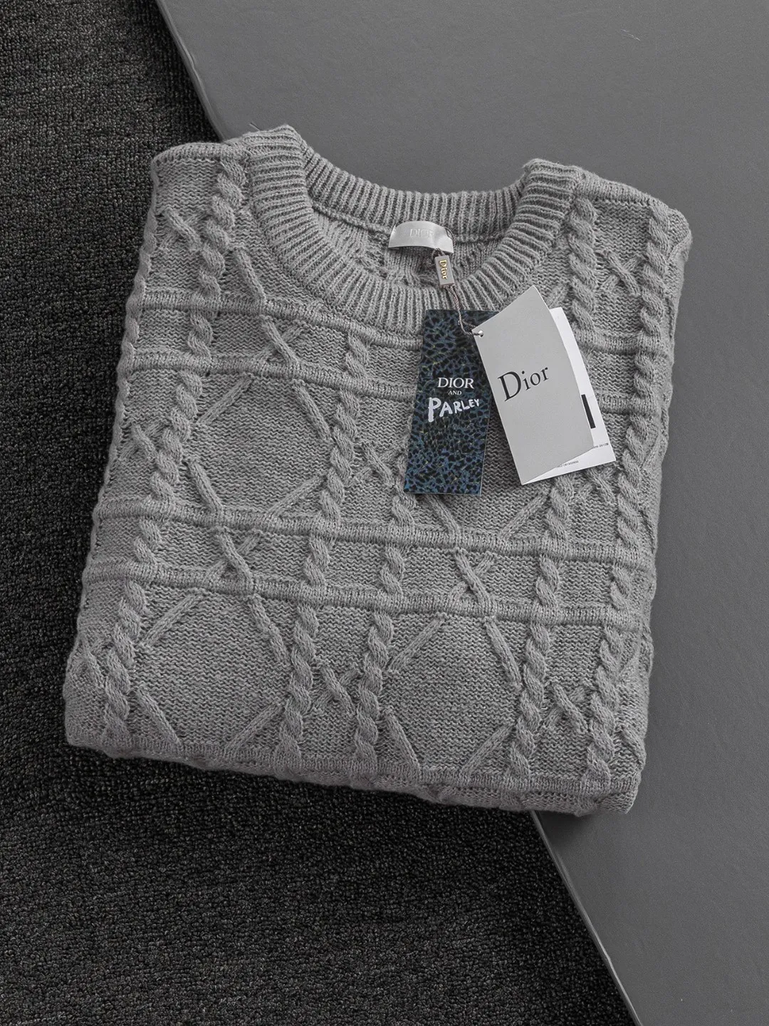 🅿️330 Dior Dior micro wide version CD micro wide version S-Xl 25ss forever unbeatable classic style permanent boutique counter timeless classic CD cannage pattern crew neck sweater heavy craftsmanship Unisex cotton blended terry jersey fabric, carefully made of beige cashmere cable knit fabric, with exquisite details reinterpreting the classic cannage pattern. 50% wool content yarn 35% cashmere 15% synthetic fiber Original development This comes from the 2025 limited series. The full logo jacquard sweater highlights the classic Obliave flower. It is matched with an S-shaped round neck and topstitching. It is unique. The whole body is decorated with obliqve jacquard. The ribbed round neck is matched with ⭕️ shaped topstitching, customized accessories, and the whole body is customized and developed according to the y board... It has three complete standards and can control various styles. To Dior Salute to a historic year! Coupled with the blessing of full-flower cotton material, both the upper body comfort and the existence are unparalleled. It can be said to be a must-have companion in summer. The excellent breathability and comfortable wearing feeling are unparalleled~ Recommended! ! Same style for men and women! Color: Picture color Size: S-XL Size chart: S: Shoulder width 41-Bust 51-Length 66 M: Shoulder width 43-Bust 53-Length 68 L: Shoulder width 45-Bust 55-Length 70 XL: Shoulder width 47-Bust 57-Length 72