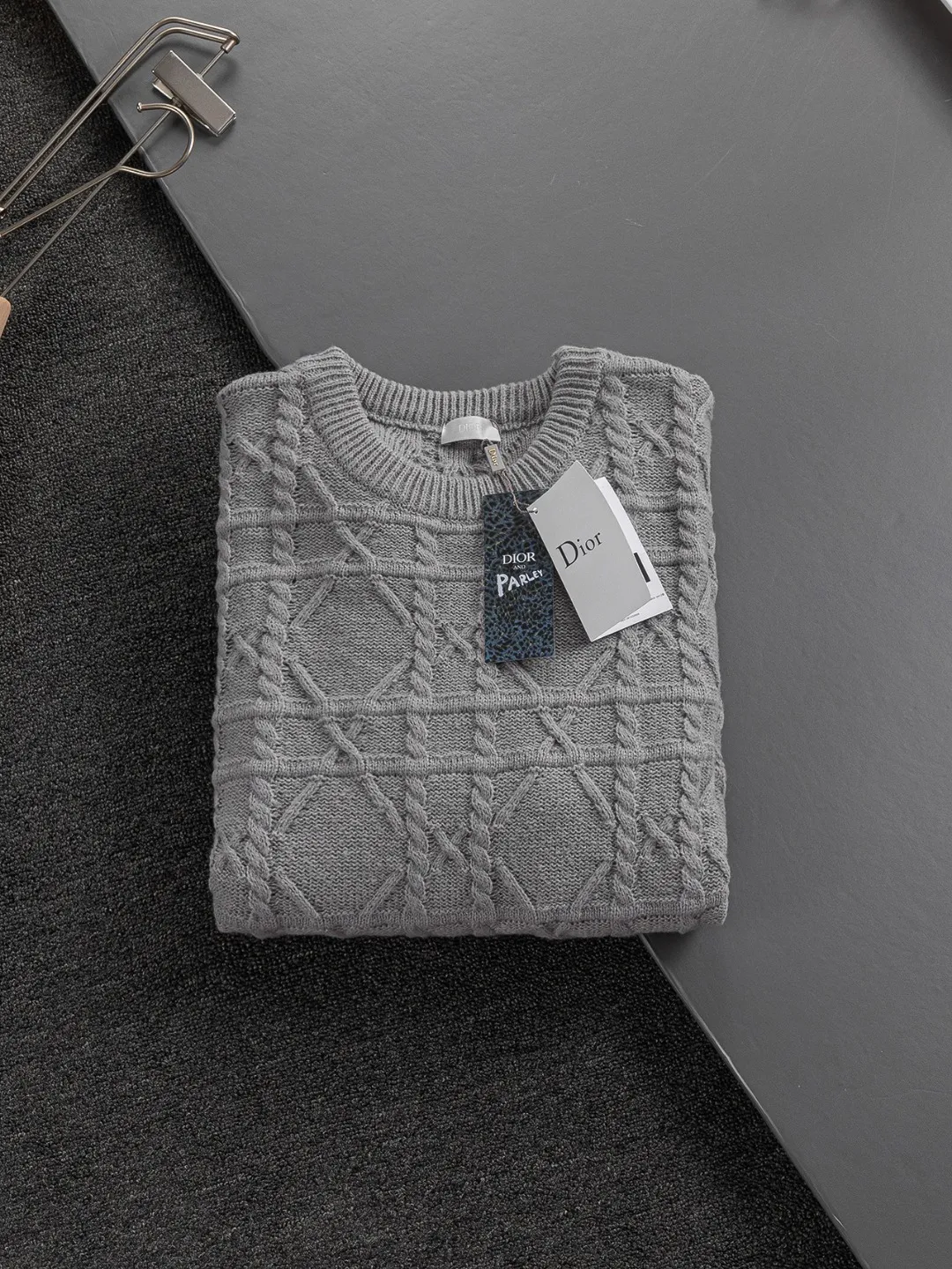 🅿️330 Dior Dior micro wide version CD micro wide version S-Xl 25ss forever unbeatable classic style permanent boutique counter timeless classic CD cannage pattern crew neck sweater heavy craftsmanship Unisex cotton blended terry jersey fabric, carefully made of beige cashmere cable knit fabric, with exquisite details reinterpreting the classic cannage pattern. 50% wool content yarn 35% cashmere 15% synthetic fiber Original development This comes from the 2025 limited series. The full logo jacquard sweater highlights the classic Obliave flower. It is matched with an S-shaped round neck and topstitching. It is unique. The whole body is decorated with obliqve jacquard. The ribbed round neck is matched with ⭕️ shaped topstitching, customized accessories, and the whole body is customized and developed according to the y board... It has three complete standards and can control various styles. To Dior Salute to a historic year! Coupled with the blessing of full-flower cotton material, both the upper body comfort and the existence are unparalleled. It can be said to be a must-have companion in summer. The excellent breathability and comfortable wearing feeling are unparalleled~ Recommended! ! Same style for men and women! Color: Picture color Size: S-XL Size chart: S: Shoulder width 41-Bust 51-Length 66 M: Shoulder width 43-Bust 53-Length 68 L: Shoulder width 45-Bust 55-Length 70 XL: Shoulder width 47-Bust 57-Length 72