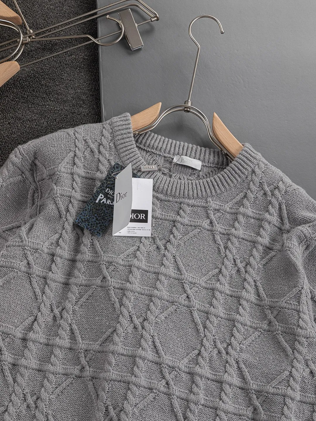 🅿️330 Dior Dior micro wide version CD micro wide version S-Xl 25ss forever unbeatable classic style permanent boutique counter timeless classic CD cannage pattern crew neck sweater heavy craftsmanship Unisex cotton blended terry jersey fabric, carefully made of beige cashmere cable knit fabric, with exquisite details reinterpreting the classic cannage pattern. 50% wool content yarn 35% cashmere 15% synthetic fiber Original development This comes from the 2025 limited series. The full logo jacquard sweater highlights the classic Obliave flower. It is matched with an S-shaped round neck and topstitching. It is unique. The whole body is decorated with obliqve jacquard. The ribbed round neck is matched with ⭕️ shaped topstitching, customized accessories, and the whole body is customized and developed according to the y board... It has three complete standards and can control various styles. To Dior Salute to a historic year! Coupled with the blessing of full-flower cotton material, both the upper body comfort and the existence are unparalleled. It can be said to be a must-have companion in summer. The excellent breathability and comfortable wearing feeling are unparalleled~ Recommended! ! Same style for men and women! Color: Picture color Size: S-XL Size chart: S: Shoulder width 41-Bust 51-Length 66 M: Shoulder width 43-Bust 53-Length 68 L: Shoulder width 45-Bust 55-Length 70 XL: Shoulder width 47-Bust 57-Length 72
