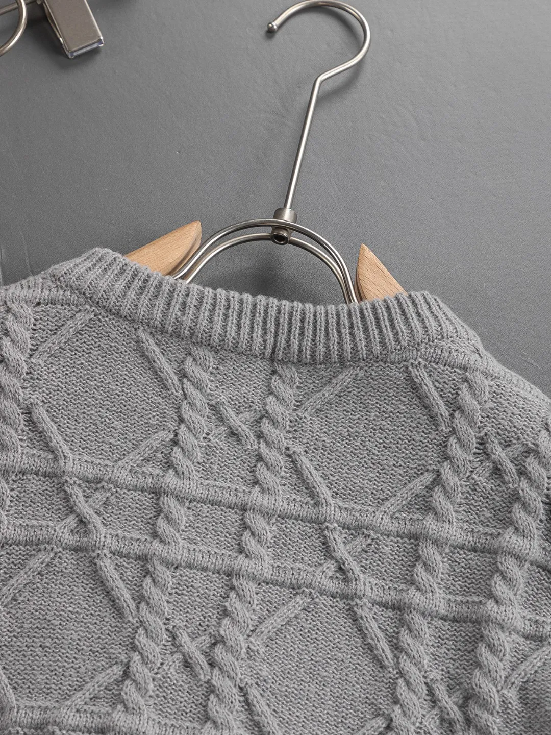 🅿️330 Dior Dior micro wide version CD micro wide version S-Xl 25ss forever unbeatable classic style permanent boutique counter timeless classic CD cannage pattern crew neck sweater heavy craftsmanship Unisex cotton blended terry jersey fabric, carefully made of beige cashmere cable knit fabric, with exquisite details reinterpreting the classic cannage pattern. 50% wool content yarn 35% cashmere 15% synthetic fiber Original development This comes from the 2025 limited series. The full logo jacquard sweater highlights the classic Obliave flower. It is matched with an S-shaped round neck and topstitching. It is unique. The whole body is decorated with obliqve jacquard. The ribbed round neck is matched with ⭕️ shaped topstitching, customized accessories, and the whole body is customized and developed according to the y board... It has three complete standards and can control various styles. To Dior Salute to a historic year! Coupled with the blessing of full-flower cotton material, both the upper body comfort and the existence are unparalleled. It can be said to be a must-have companion in summer. The excellent breathability and comfortable wearing feeling are unparalleled~ Recommended! ! Same style for men and women! Color: Picture color Size: S-XL Size chart: S: Shoulder width 41-Bust 51-Length 66 M: Shoulder width 43-Bust 53-Length 68 L: Shoulder width 45-Bust 55-Length 70 XL: Shoulder width 47-Bust 57-Length 72