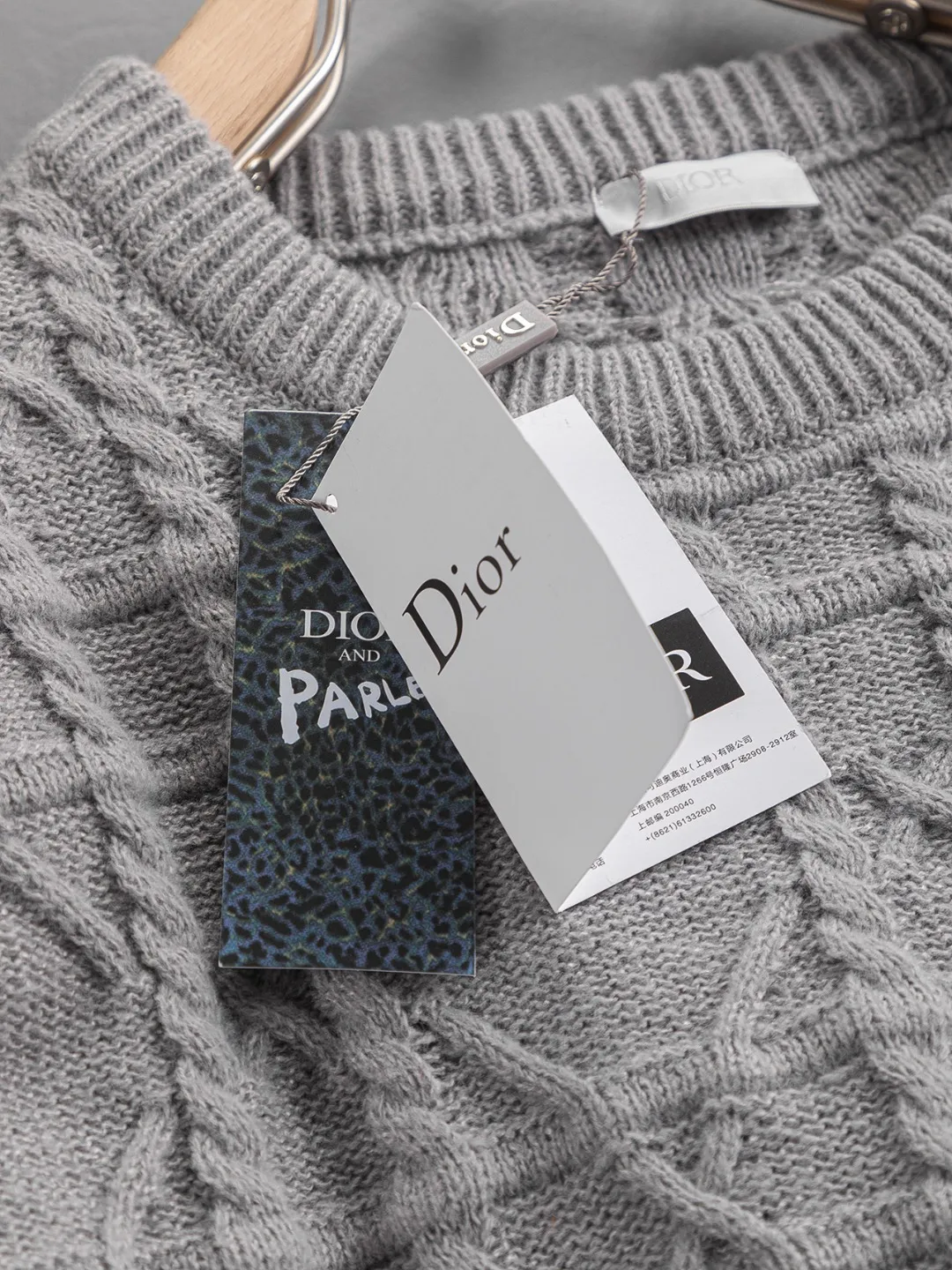 🅿️330 Dior Dior micro wide version CD micro wide version S-Xl 25ss forever unbeatable classic style permanent boutique counter timeless classic CD cannage pattern crew neck sweater heavy craftsmanship Unisex cotton blended terry jersey fabric, carefully made of beige cashmere cable knit fabric, with exquisite details reinterpreting the classic cannage pattern. 50% wool content yarn 35% cashmere 15% synthetic fiber Original development This comes from the 2025 limited series. The full logo jacquard sweater highlights the classic Obliave flower. It is matched with an S-shaped round neck and topstitching. It is unique. The whole body is decorated with obliqve jacquard. The ribbed round neck is matched with ⭕️ shaped topstitching, customized accessories, and the whole body is customized and developed according to the y board... It has three complete standards and can control various styles. To Dior Salute to a historic year! Coupled with the blessing of full-flower cotton material, both the upper body comfort and the existence are unparalleled. It can be said to be a must-have companion in summer. The excellent breathability and comfortable wearing feeling are unparalleled~ Recommended! ! Same style for men and women! Color: Picture color Size: S-XL Size chart: S: Shoulder width 41-Bust 51-Length 66 M: Shoulder width 43-Bust 53-Length 68 L: Shoulder width 45-Bust 55-Length 70 XL: Shoulder width 47-Bust 57-Length 72