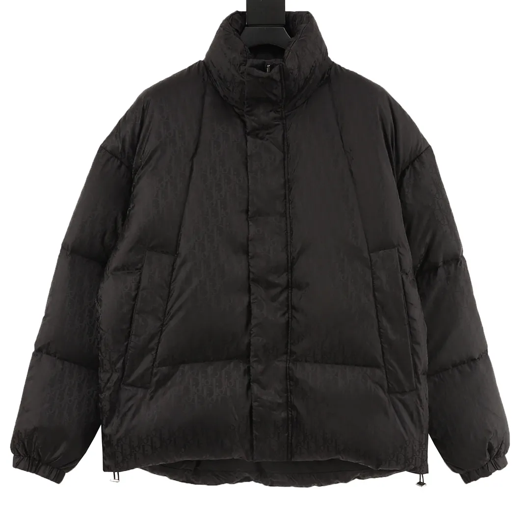 🅿️1300 Dior Dior 23ss new stand collar all-over printed presbyopic down jacket Fabric Technology Technology Oblique jacquard down jacket counter price: 42000 Description This black down jacket is carefully made of technical fabrics and decorated with tonal Oblique print, paying tribute to Dior’s heritage. Casual yet elegant, it features a two-way zip closure and 'DIOR' logo patches on the sleeves. Decorated with Oblique print throughout. Black "DIOR" logo patch on the left sleeve. Stand-up collar. Two-way zipper closure. Equipped with "DIOR" logo zipper pull. Side diagonal pockets. Drawstring. Elastic hem. 100% polyamide. Fully branded and completely authentic. Suitable for both men and women. Sizes: 44-52