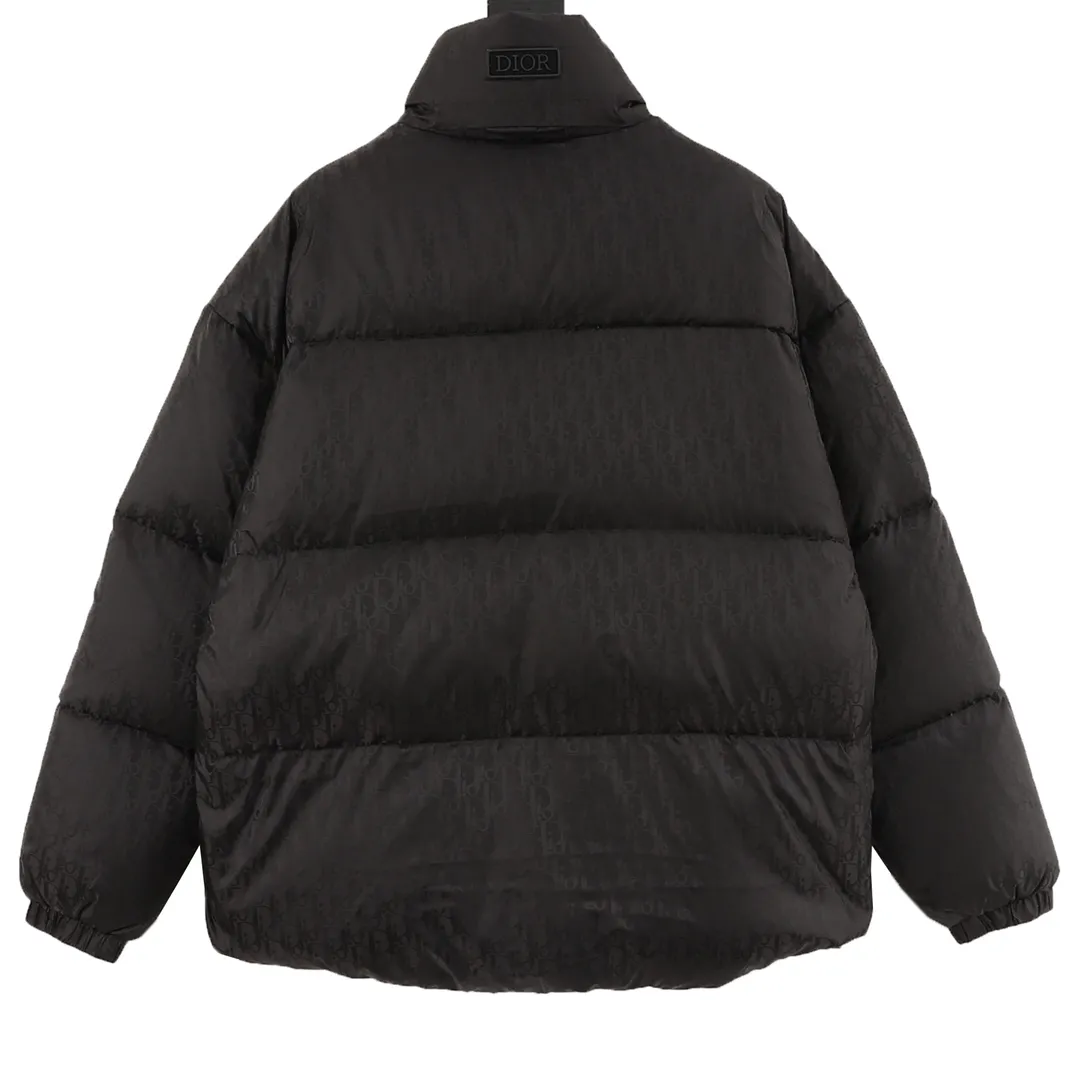 🅿️1300 Dior Dior 23ss new stand collar all-over printed presbyopic down jacket Fabric Technology Technology Oblique jacquard down jacket counter price: 42000 Description This black down jacket is carefully made of technical fabrics and decorated with tonal Oblique print, paying tribute to Dior’s heritage. Casual yet elegant, it features a two-way zip closure and 'DIOR' logo patches on the sleeves. Decorated with Oblique print throughout. Black "DIOR" logo patch on the left sleeve. Stand-up collar. Two-way zipper closure. Equipped with "DIOR" logo zipper pull. Side diagonal pockets. Drawstring. Elastic hem. 100% polyamide. Fully branded and completely authentic. Suitable for both men and women. Sizes: 44-52