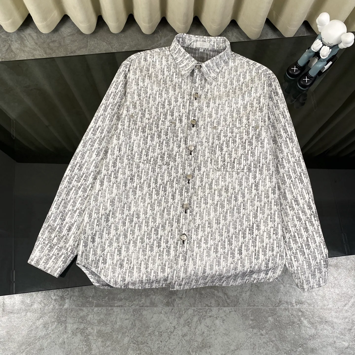 🅿️260 high version Dior/Dior limited edition full-print horseshoe print jacquard casual shirt jacket - purchased from the original mold and made with a full set of customized accessories, details determine success or failure.  - Size: M L The entire logo is very smooth and simple. The D letter is perfectly coordinated with every detail in the design. Use the letter D perfectly. The design of all luxury goods is very demanding in the pursuit of details. The combination of the letter D and O in the Dior logo design is a very interesting example. The echo of a semicircle and an ellipse forms a perfect arc - Dior (full name: Christian Dior) is a multinational luxury brand originating from France, synonymous with dazzling haute couture. It was founded in 1946 by French fashion designer Christian Dior and is headquartered in Paris. Mainly engaged in high-end consumer goods such as fashion, jewelry, perfume, cosmetics, children's clothing - Customized all-over printed jacquard fabrics - Customized engraved LOGO buttons - Customized Dior