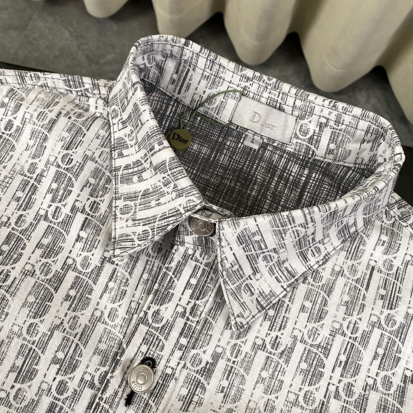 🅿️260 high version Dior/Dior limited edition full-print horseshoe print jacquard casual shirt jacket - purchased from the original mold and made with a full set of customized accessories, details determine success or failure.  - Size: M L The entire logo is very smooth and simple. The D letter is perfectly coordinated with every detail in the design. Use the letter D perfectly. The design of all luxury goods is very demanding in the pursuit of details. The combination of the letter D and O in the Dior logo design is a very interesting example. The echo of a semicircle and an ellipse forms a perfect arc - Dior (full name: Christian Dior) is a multinational luxury brand originating from France, synonymous with dazzling haute couture. It was founded in 1946 by French fashion designer Christian Dior and is headquartered in Paris. Mainly engaged in high-end consumer goods such as fashion, jewelry, perfume, cosmetics, children's clothing - Customized all-over printed jacquard fabrics - Customized engraved LOGO buttons - Customized Dior