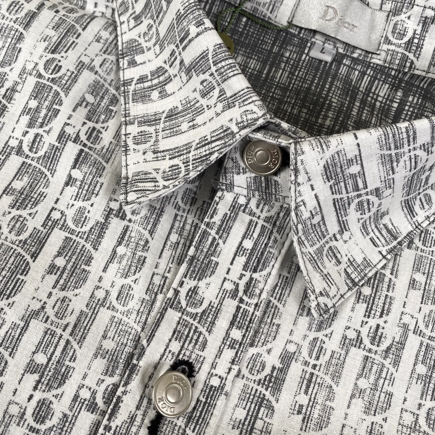 🅿️260 high version Dior/Dior limited edition full-print horseshoe print jacquard casual shirt jacket - purchased from the original mold and made with a full set of customized accessories, details determine success or failure.  - Size: M L The entire logo is very smooth and simple. The D letter is perfectly coordinated with every detail in the design. Use the letter D perfectly. The design of all luxury goods is very demanding in the pursuit of details. The combination of the letter D and O in the Dior logo design is a very interesting example. The echo of a semicircle and an ellipse forms a perfect arc - Dior (full name: Christian Dior) is a multinational luxury brand originating from France, synonymous with dazzling haute couture. It was founded in 1946 by French fashion designer Christian Dior and is headquartered in Paris. Mainly engaged in high-end consumer goods such as fashion, jewelry, perfume, cosmetics, children's clothing - Customized all-over printed jacquard fabrics - Customized engraved LOGO buttons - Customized Dior