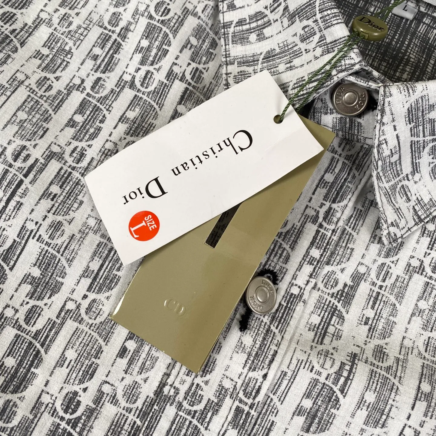 🅿️260 high version Dior/Dior limited edition full-print horseshoe print jacquard casual shirt jacket - purchased from the original mold and made with a full set of customized accessories, details determine success or failure.  - Size: M L The entire logo is very smooth and simple. The D letter is perfectly coordinated with every detail in the design. Use the letter D perfectly. The design of all luxury goods is very demanding in the pursuit of details. The combination of the letter D and O in the Dior logo design is a very interesting example. The echo of a semicircle and an ellipse forms a perfect arc - Dior (full name: Christian Dior) is a multinational luxury brand originating from France, synonymous with dazzling haute couture. It was founded in 1946 by French fashion designer Christian Dior and is headquartered in Paris. Mainly engaged in high-end consumer goods such as fashion, jewelry, perfume, cosmetics, children's clothing - Customized all-over printed jacquard fabrics - Customized engraved LOGO buttons - Customized Dior