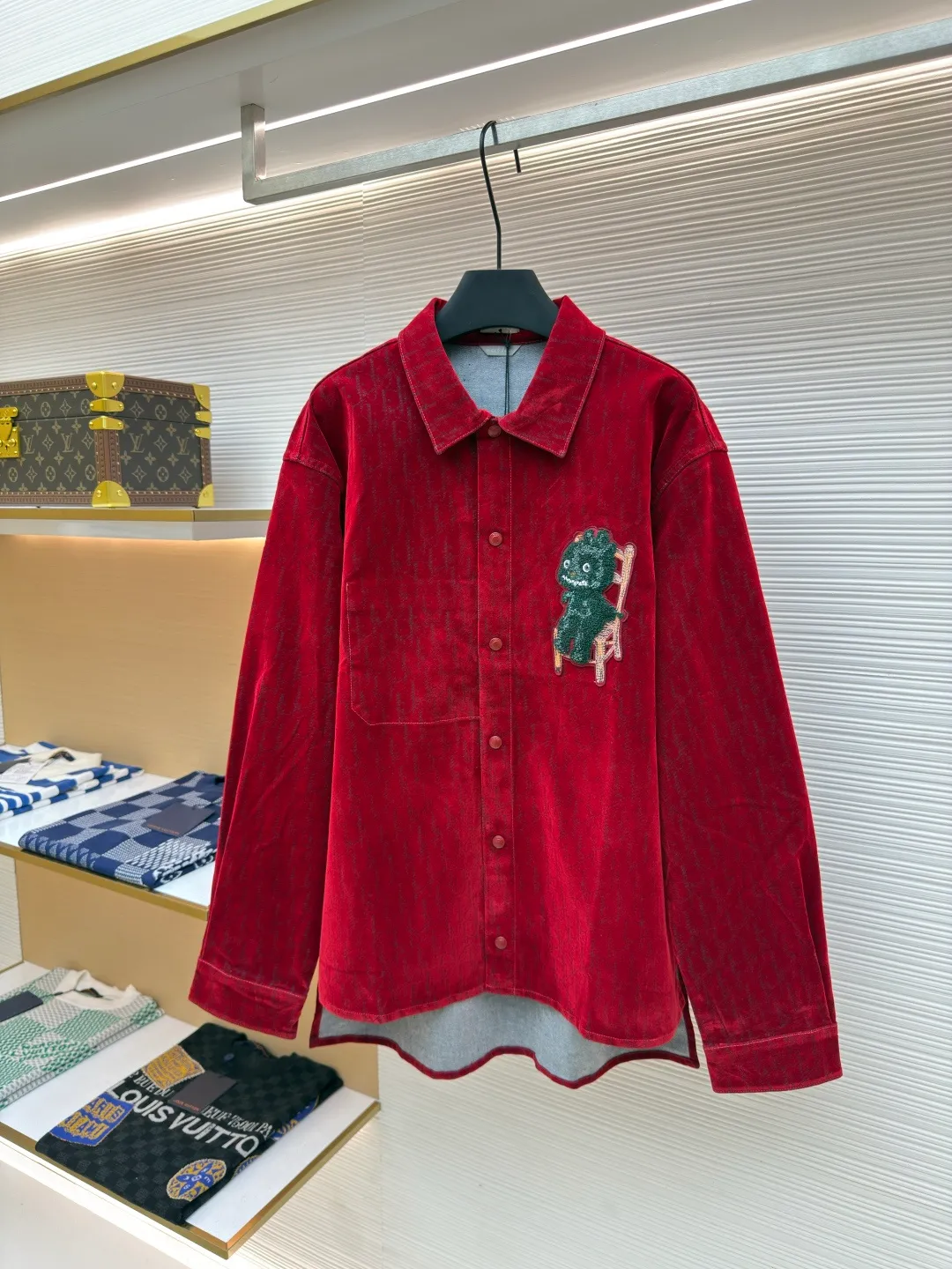 Dior flocked CD chapter shirt ●Authentic product: 18000 purchased and developed ●Item number: 1680334-B90 ●Fabric: flocked fabric ●Technology: made on positioning cutting machine ●Version: fitted version ●Weight: about 610 grams ●Size: XS-S-M-L ●Description: The fabric is made of 21s*16s twill denim, with a composition of 95% cotton + 5% spandex. The cloth is stitched and coated with velvet. The pile and Y version 1:1 are made of 0.5mm high viscose material velvet. It is different from polyester fluff or nylon fluff. The viscose material velvet is shiny, soft and delicate in texture and does not carry static electricity. The circular mesh is used for flocking, and the circular axis mesh is laser-engraved on the film to outline the looming visual effect of the hollowed out letter D. The front panel is cut with diagonal monogram technology, and the Year of the Dragon logo is hand-embroidered and embroidered using a small towel machine and wool fine yarn twisted into a two-color yarn towel. It is equipped with spray-touch lacquer red four-button buttons and rivets. The overall wiring is straight and delicate, the fabric is comfortable and soft, and the color is consistent without color difference. It can be matched with the same style to create a fashionable look and control various occasions. Customized accessories, complete with three standards, same style for men and women!