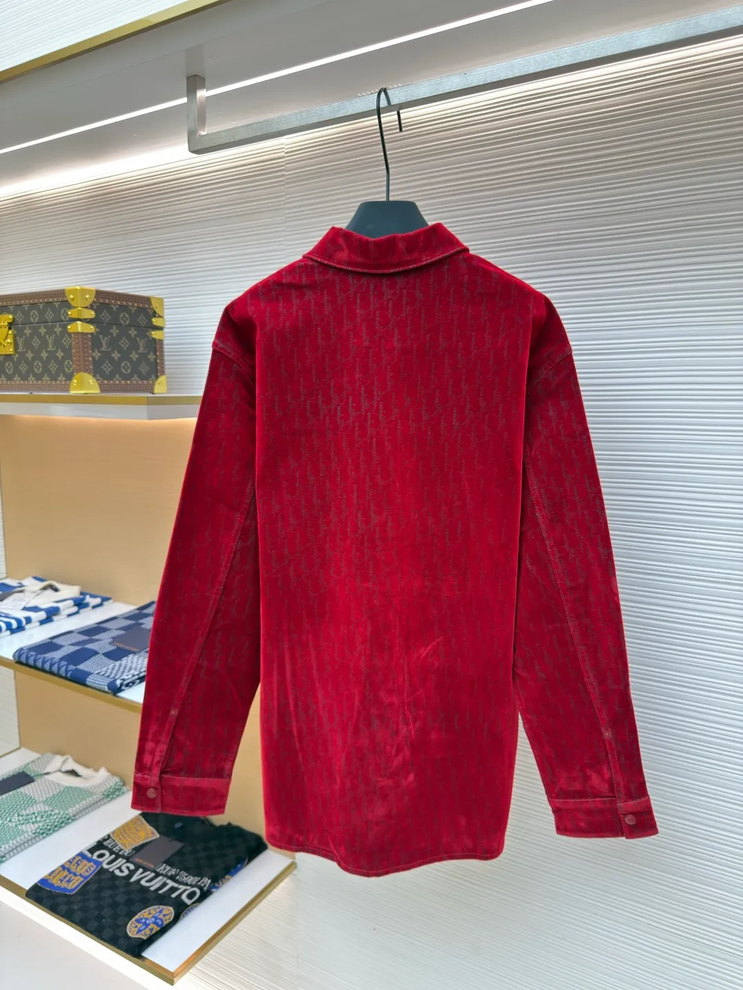 Dior flocked CD chapter shirt ●Authentic product: 18000 purchased and developed ●Item number: 1680334-B90 ●Fabric: flocked fabric ●Technology: made on positioning cutting machine ●Version: fitted version ●Weight: about 610 grams ●Size: XS-S-M-L ●Description: The fabric is made of 21s*16s twill denim, with a composition of 95% cotton + 5% spandex. The cloth is stitched and coated with velvet. The pile and Y version 1:1 are made of 0.5mm high viscose material velvet. It is different from polyester fluff or nylon fluff. The viscose material velvet is shiny, soft and delicate in texture and does not carry static electricity. The circular mesh is used for flocking, and the circular axis mesh is laser-engraved on the film to outline the looming visual effect of the hollowed out letter D. The front panel is cut with diagonal monogram technology, and the Year of the Dragon logo is hand-embroidered and embroidered using a small towel machine and wool fine yarn twisted into a two-color yarn towel. It is equipped with spray-touch lacquer red four-button buttons and rivets. The overall wiring is straight and delicate, the fabric is comfortable and soft, and the color is consistent without color difference. It can be matched with the same style to create a fashionable look and control various occasions. Customized accessories, complete with three standards, same style for men and women!
