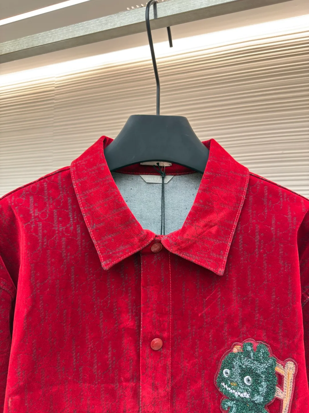 Dior flocked CD chapter shirt ●Authentic product: 18000 purchased and developed ●Item number: 1680334-B90 ●Fabric: flocked fabric ●Technology: made on positioning cutting machine ●Version: fitted version ●Weight: about 610 grams ●Size: XS-S-M-L ●Description: The fabric is made of 21s*16s twill denim, with a composition of 95% cotton + 5% spandex. The cloth is stitched and coated with velvet. The pile and Y version 1:1 are made of 0.5mm high viscose material velvet. It is different from polyester fluff or nylon fluff. The viscose material velvet is shiny, soft and delicate in texture and does not carry static electricity. The circular mesh is used for flocking, and the circular axis mesh is laser-engraved on the film to outline the looming visual effect of the hollowed out letter D. The front panel is cut with diagonal monogram technology, and the Year of the Dragon logo is hand-embroidered and embroidered using a small towel machine and wool fine yarn twisted into a two-color yarn towel. It is equipped with spray-touch lacquer red four-button buttons and rivets. The overall wiring is straight and delicate, the fabric is comfortable and soft, and the color is consistent without color difference. It can be matched with the same style to create a fashionable look and control various occasions. Customized accessories, complete with three standards, same style for men and women!