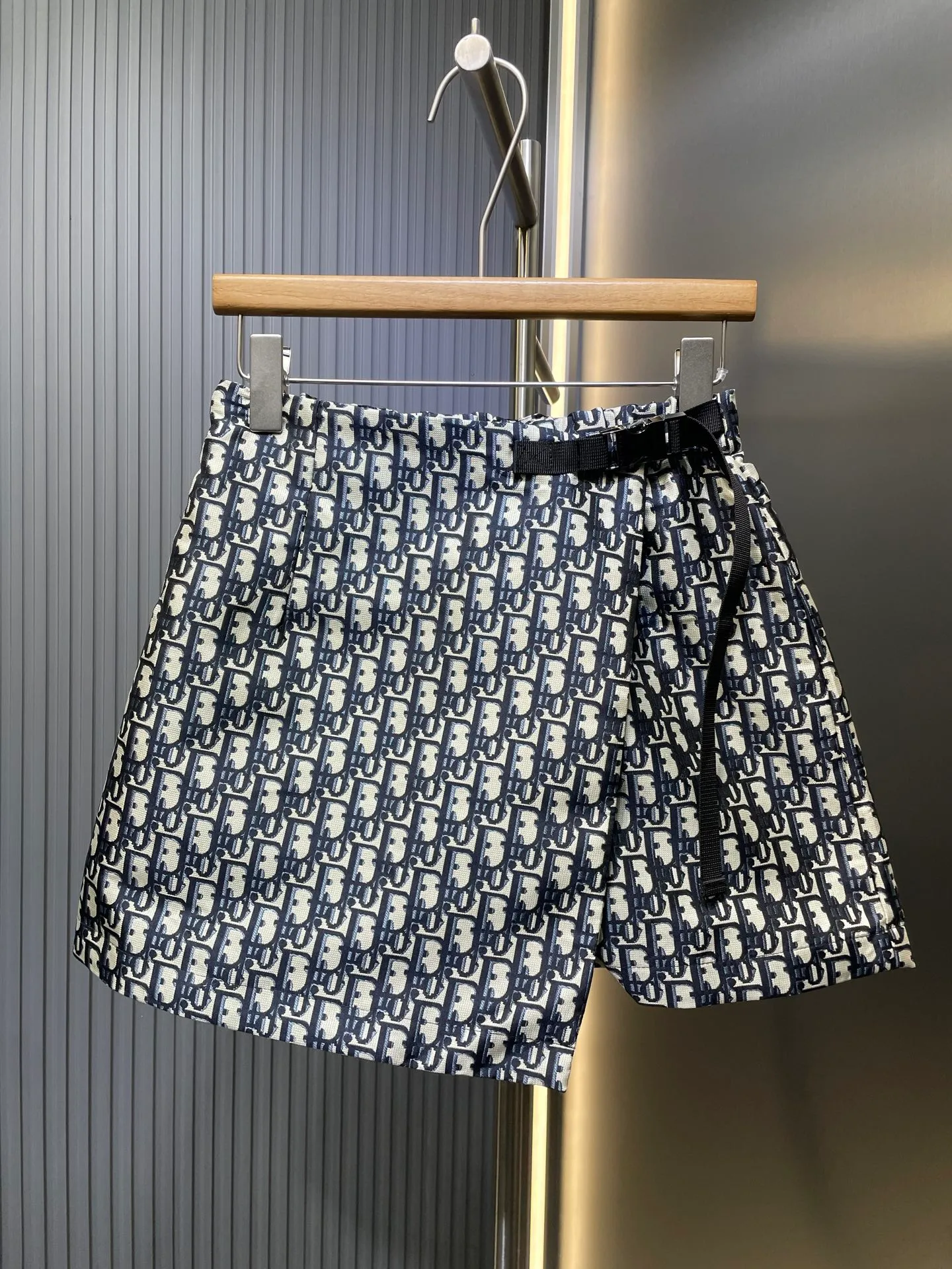 🅿️360 DIO* 🌟【Top Replica】Vacation series culottes with fabric panels and versatile culottes with a high-end and fashionable silhouette. The three-dimensional cut is very wide and the upper body is slimming. A must-have item for fair and beautiful women! Elongates the leg lines. A must-have item for presbyopia. It’s really easy to wear. Super versatile. Size: SML