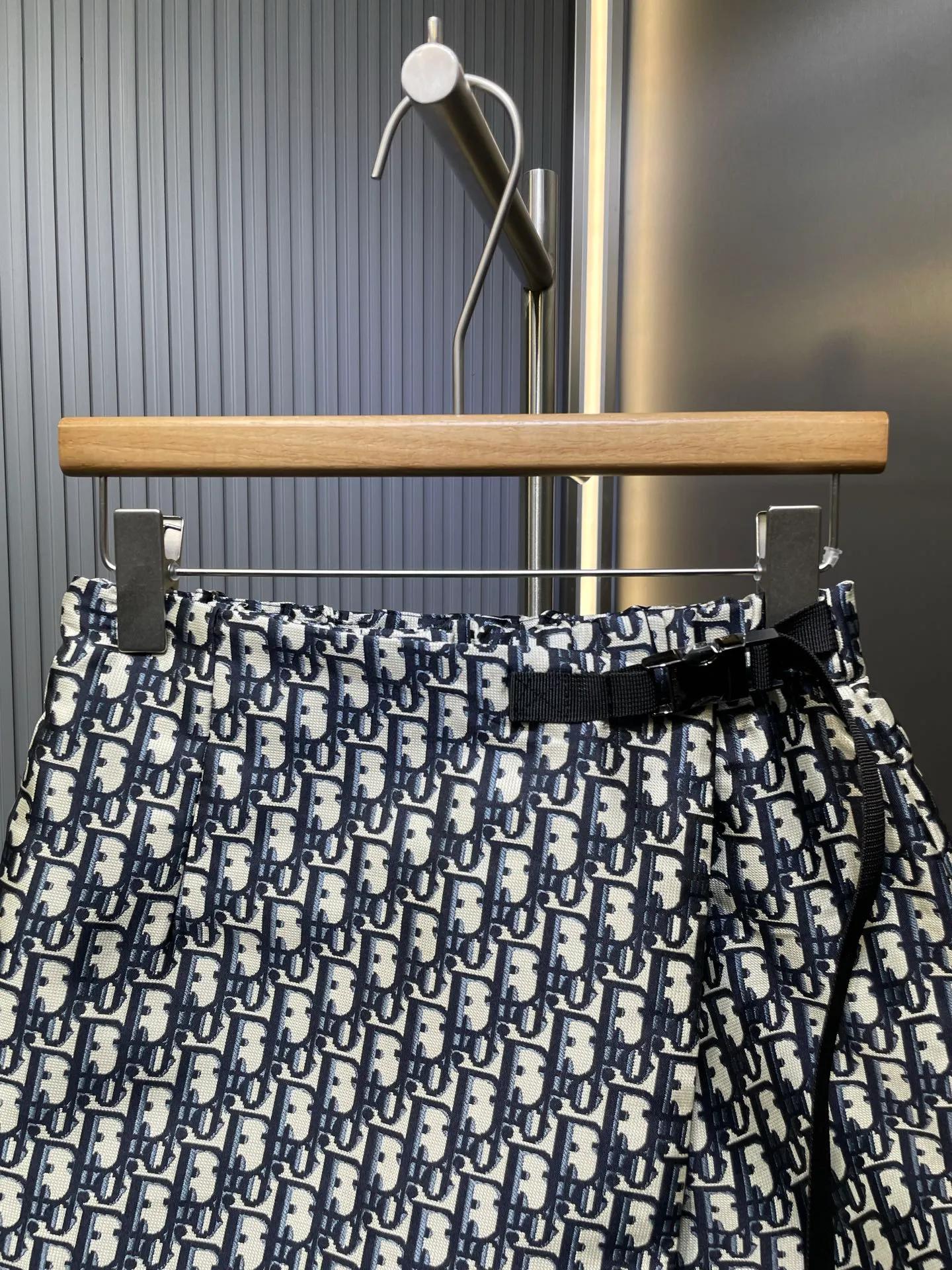🅿️360 DIO* 🌟【Top Replica】Vacation series culottes with fabric panels and versatile culottes with a high-end and fashionable silhouette. The three-dimensional cut is very wide and the upper body is slimming. A must-have item for fair and beautiful women! Elongates the leg lines. A must-have item for presbyopia. It’s really easy to wear. Super versatile. Size: SML