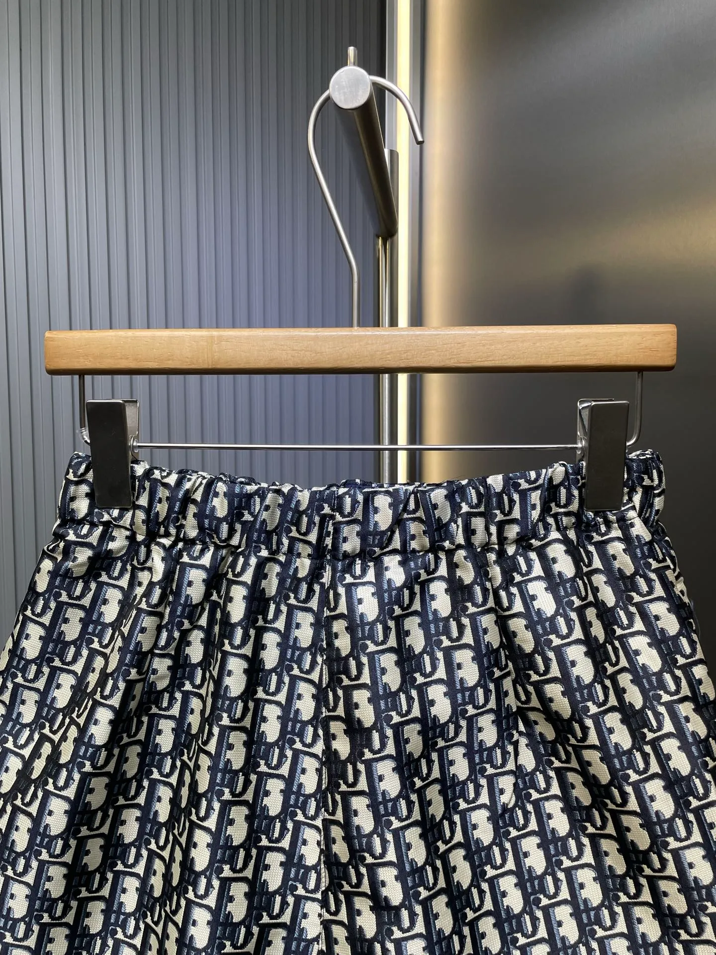 🅿️360 DIO* 🌟【Top Replica】Vacation series culottes with fabric panels and versatile culottes with a high-end and fashionable silhouette. The three-dimensional cut is very wide and the upper body is slimming. A must-have item for fair and beautiful women! Elongates the leg lines. A must-have item for presbyopia. It’s really easy to wear. Super versatile. Size: SML