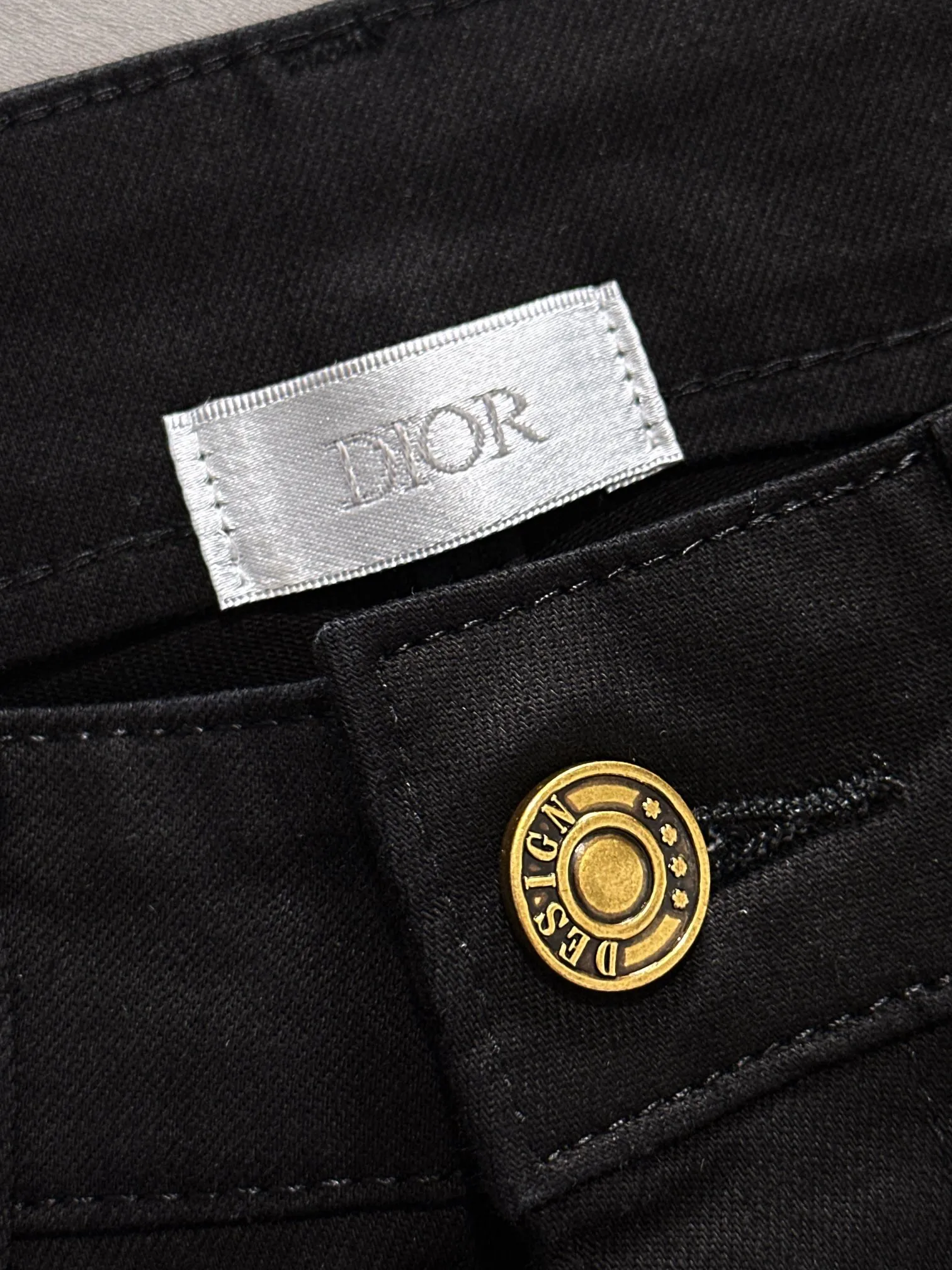 🅿️340 Dior's new 2025 four-season embroidered pocket slim-fit jeans trousers are produced using imported Japanese Denim plain cotton denim fabrics, complete with three labels, simple yet elegant, soft, delicate and comfortable, and versatile and fashionable on the upper body! Light luxury, a must-have item for daily commuting! Color: Black White Size: 28-40 (please state your height and weight when placing an order)