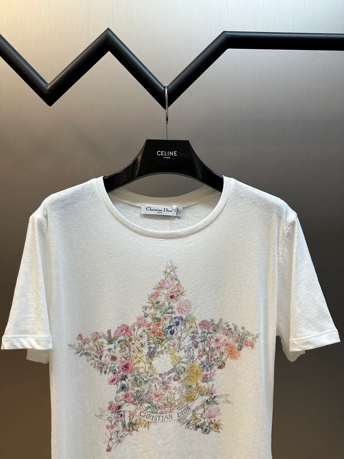 🅿️280 Dior Pentagram Flower Print Short Sleeve This T-shirt is decorated with multi-color Dior Astral Flowers pattern, using seasonal flowers to interpret the 12 constellation patterns, telling a unique story. Crafted from white cotton jersey in a regular fit and round neck. Pair with other Dior Astral Flowers pattern pieces for a sophisticated look.  size：s m l