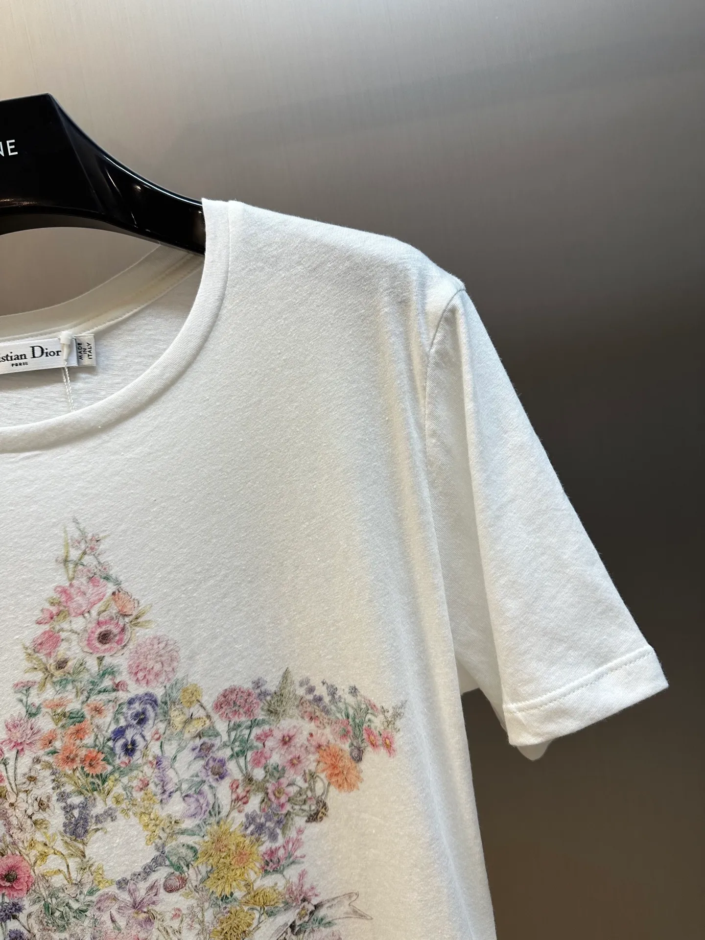🅿️280 Dior Pentagram Flower Print Short Sleeve This T-shirt is decorated with multi-color Dior Astral Flowers pattern, using seasonal flowers to interpret the 12 constellation patterns, telling a unique story. Crafted from white cotton jersey in a regular fit and round neck. Pair with other Dior Astral Flowers pattern pieces for a sophisticated look.  size：s m l