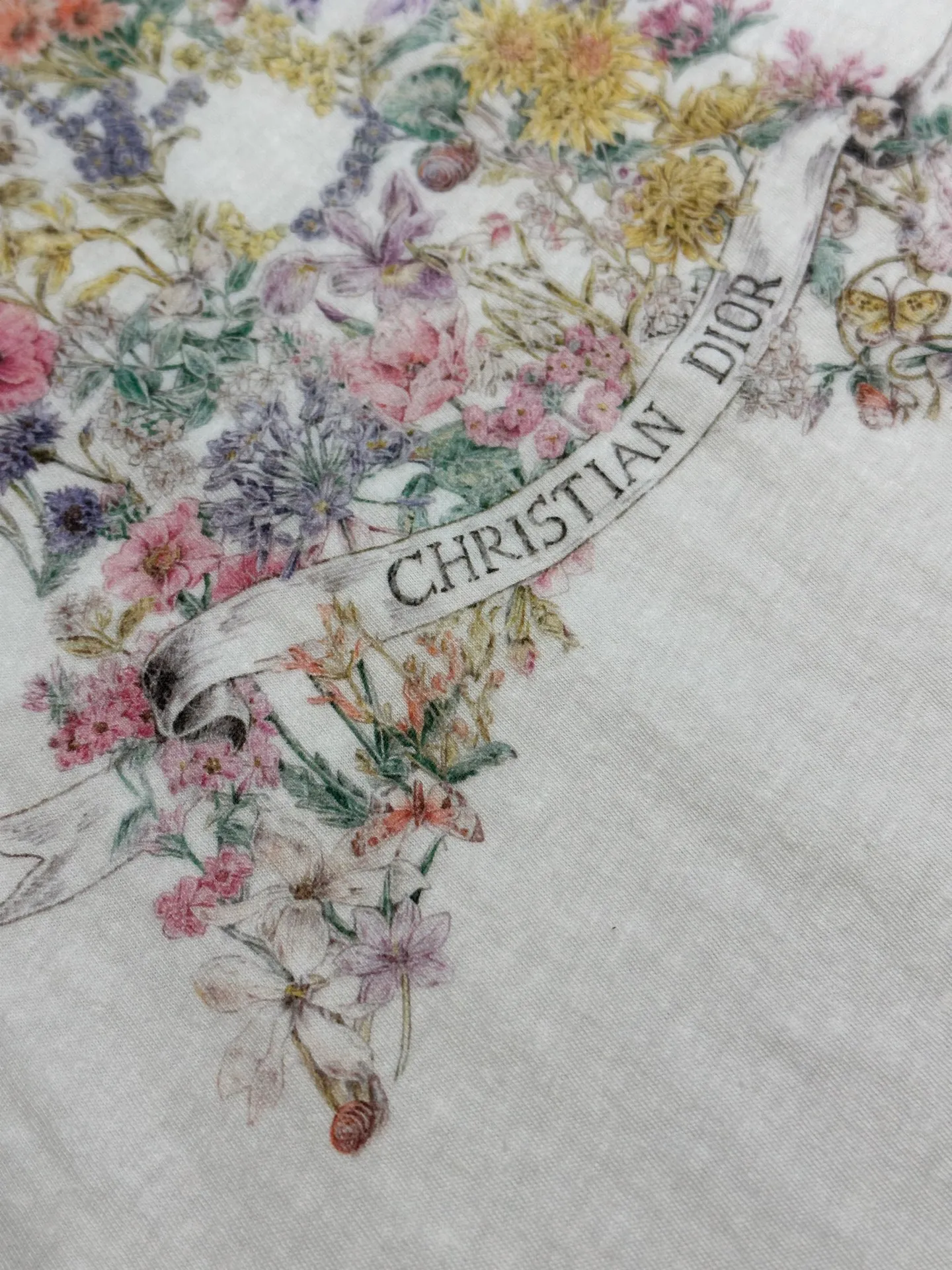 🅿️280 Dior Pentagram Flower Print Short Sleeve This T-shirt is decorated with multi-color Dior Astral Flowers pattern, using seasonal flowers to interpret the 12 constellation patterns, telling a unique story. Crafted from white cotton jersey in a regular fit and round neck. Pair with other Dior Astral Flowers pattern pieces for a sophisticated look.  size：s m l