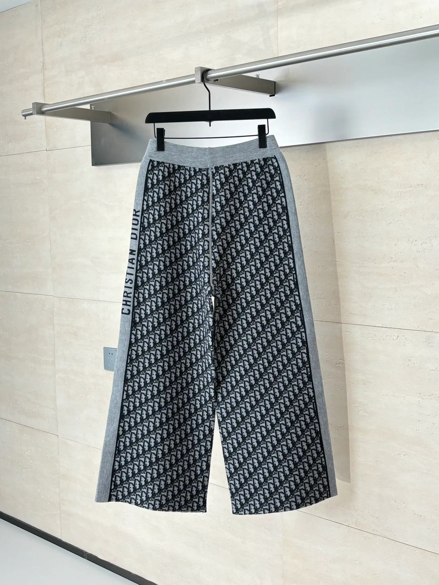 🅿️540 Dio*/Dior 25Fw presbyopic monogram double-sided knitted trousers. Customized cashmere wool knitted material. High-quality texture. Lapel zipper cardigan tailoring. Easy to put on and take off, windproof and cold-proof. The overall shape is advanced and stiff. Double-sided wear design concept. One side of the whole body is set with a casual tone through linear jacquard. One side of the dark horizontal bar runs through the chest to highlight the design highlights. Size: S/M/L