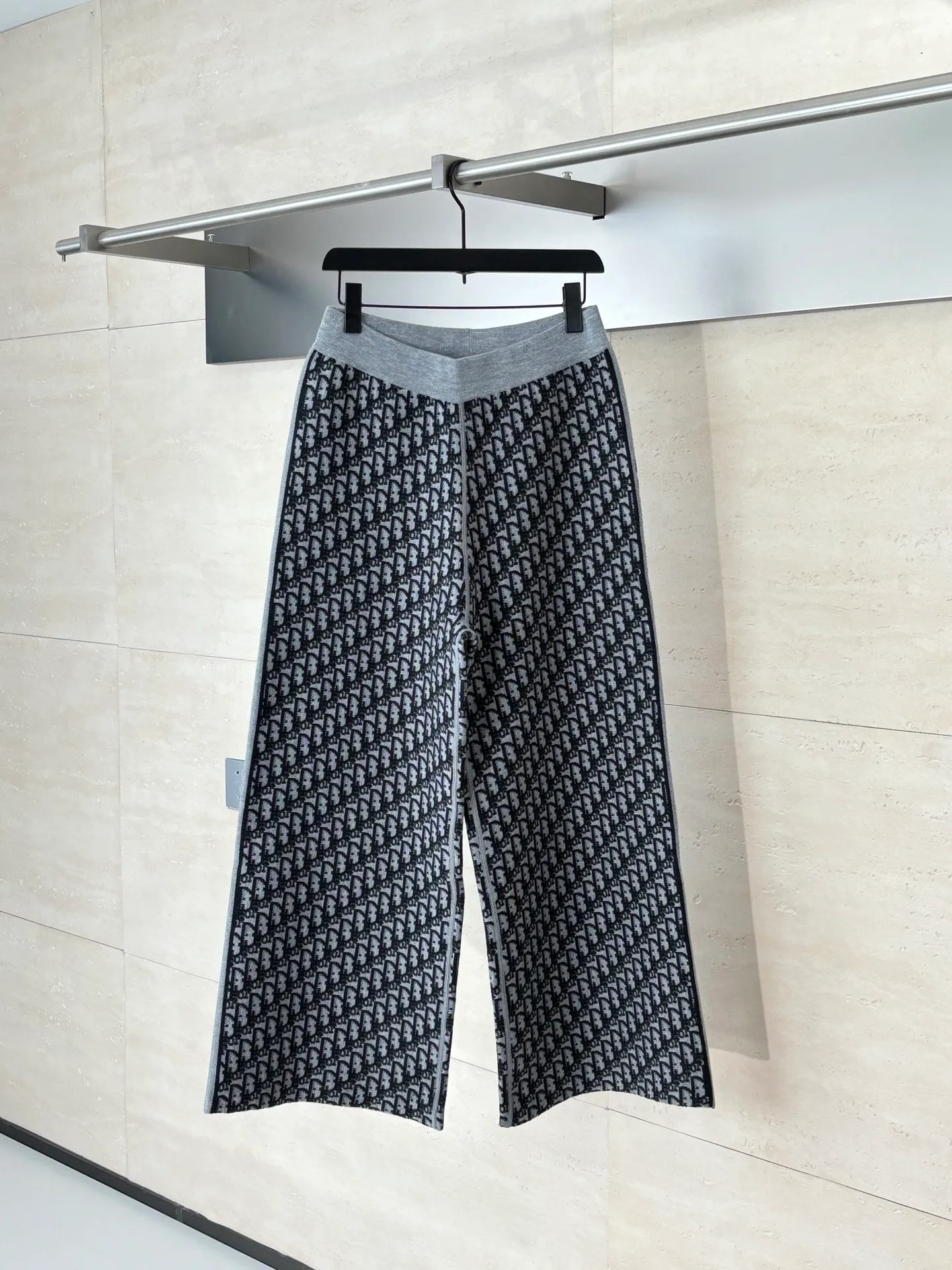 🅿️540 Dio*/Dior 25Fw presbyopic monogram double-sided knitted trousers. Customized cashmere wool knitted material. High-quality texture. Lapel zipper cardigan tailoring. Easy to put on and take off, windproof and cold-proof. The overall shape is advanced and stiff. Double-sided wear design concept. One side of the whole body is set with a casual tone through linear jacquard. One side of the dark horizontal bar runs through the chest to highlight the design highlights. Size: S/M/L