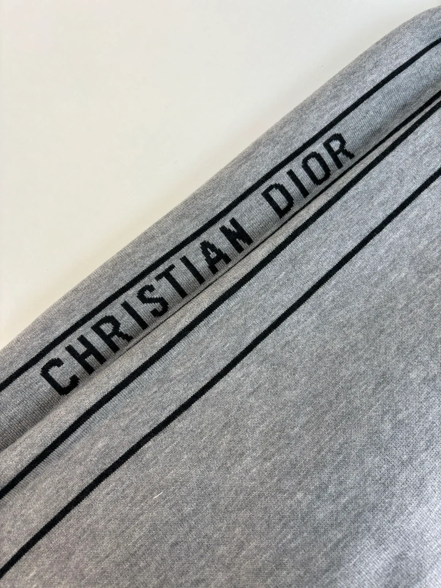 🅿️540 Dio*/Dior 25Fw presbyopic monogram double-sided knitted trousers. Customized cashmere wool knitted material. High-quality texture. Lapel zipper cardigan tailoring. Easy to put on and take off, windproof and cold-proof. The overall shape is advanced and stiff. Double-sided wear design concept. One side of the whole body is set with a casual tone through linear jacquard. One side of the dark horizontal bar runs through the chest to highlight the design highlights. Size: S/M/L