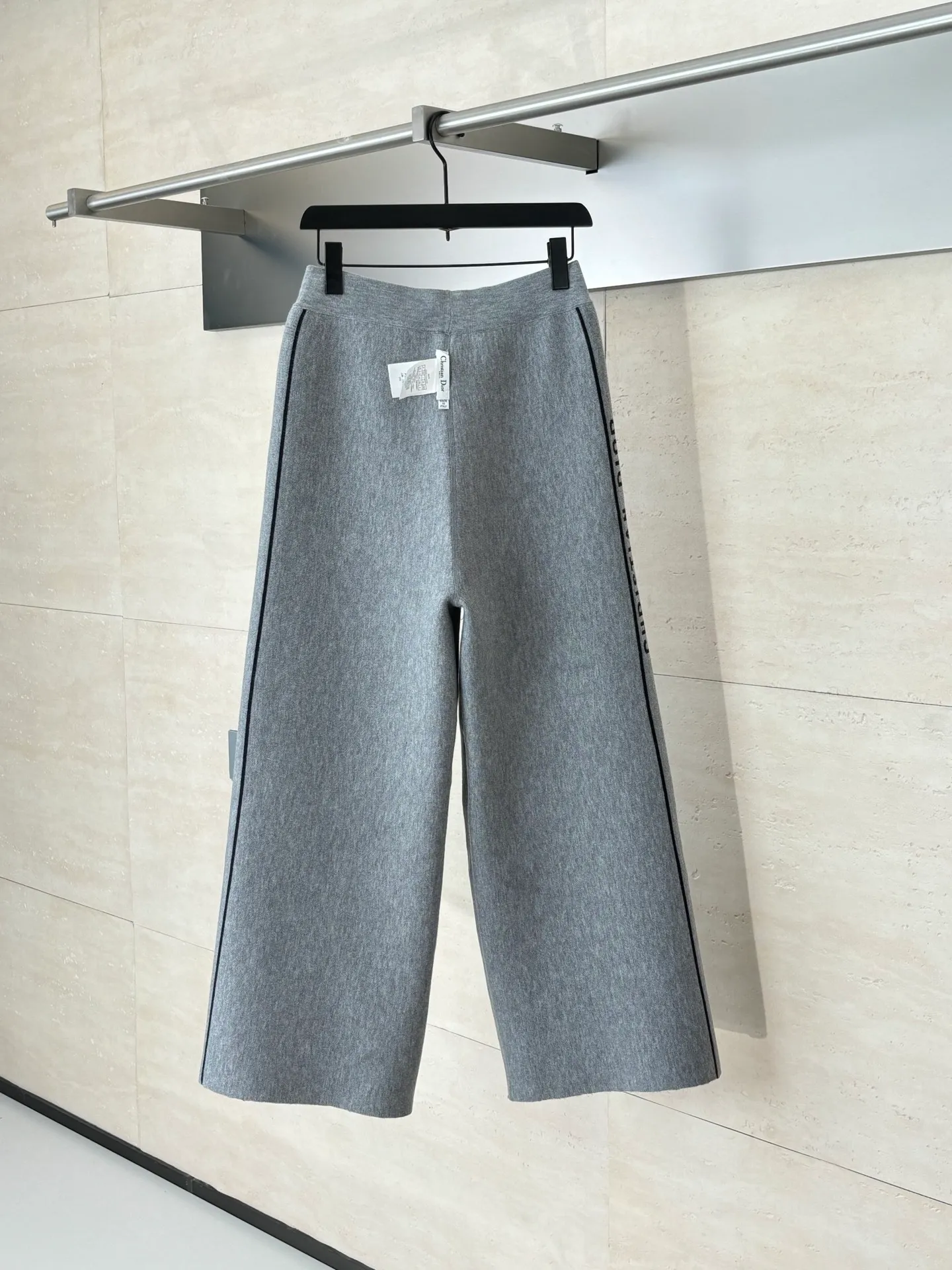 🅿️540 Dio*/Dior 25Fw presbyopic monogram double-sided knitted trousers. Customized cashmere wool knitted material. High-quality texture. Lapel zipper cardigan tailoring. Easy to put on and take off, windproof and cold-proof. The overall shape is advanced and stiff. Double-sided wear design concept. One side of the whole body is set with a casual tone through linear jacquard. One side of the dark horizontal bar runs through the chest to highlight the design highlights. Size: S/M/L