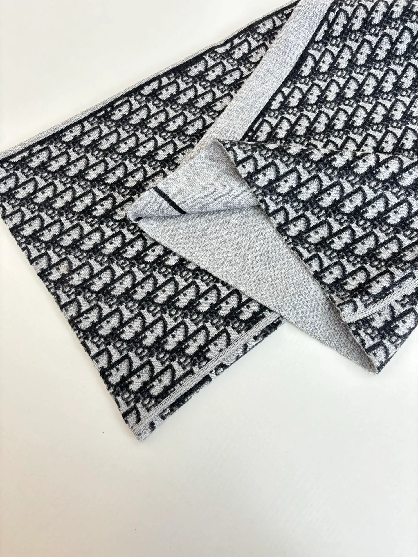 🅿️540 Dio*/Dior 25Fw presbyopic monogram double-sided knitted trousers. Customized cashmere wool knitted material. High-quality texture. Lapel zipper cardigan tailoring. Easy to put on and take off, windproof and cold-proof. The overall shape is advanced and stiff. Double-sided wear design concept. One side of the whole body is set with a casual tone through linear jacquard. One side of the dark horizontal bar runs through the chest to highlight the design highlights. Size: S/M/L