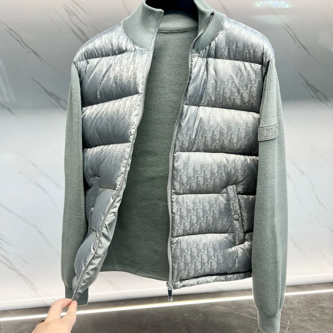🅿️800 Dior CD Home Gray Our very slow hardware comes from the hardware zippers and electroplating process imported from Taiwan. You can compare my zipper with other zippers. You can listen to the sound of the zipper. It is tight, smooth and smooth. Secondly, our buttons are all facing in one direction. The buttons use the latest technology TPU apron. The reset is more sensitive than ordinary metal. The tensioner damping has higher precision in each feel, is more wear-resistant and more durable. Third, please note that wool products are bound to pill, but the probability of pilling varies depending on the time and place of use (it is recommended not to buy it). Fourth, please put mothballs on wool products when they are not being worn. The fabric is still made using Japan's Mitsubishi Textile jacquard technology with a high density of 150,000 stitches per square centimeter. It is then dip-dyed with pure water from Japan's Komatsu Refining Co., Ltd. in non-circulating segments, ensuring that every square foot of cloth on your body can be colorful with small color difference and energetic reflections can be seen on the sides. All pockets are made of pure cotton TR cloth. Pockets are the places we touch most during use. It may be touched hundreds of times a day, so we insist on saving money, and you can't tell if we can reduce the cost by 10 yuan. However, in order to pursue durability, and the original FK, we still choose the fabric used to make overalls as pocket cloth. This kind of fabric is widely used to make overalls, suit pants, suits, outdoor camping, and jungle trekking fabrics, so there is no problem if you touch your pockets hundreds of times a day. 95% pure white duck down, top-notch world-destroying version, and only made in one order. Hurry up and put it on the shelves, it may be taken off the shelves soon. Color: black, navy blue, gray Size: 44, 46, 48, 50, 52