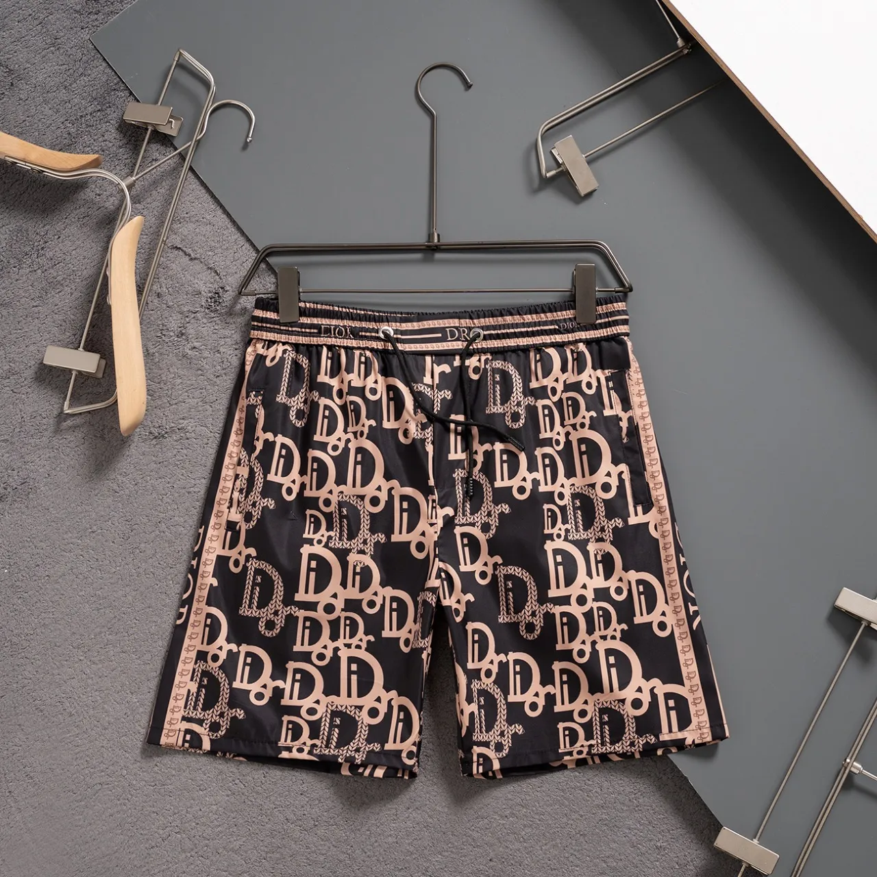 🅿️130 #V2439 [Replenishment all year round] Dior's new classic casual beach shorts, classic plaid quick-drying three-quarter pants, the same style for men and women, the fabric is made of polyester fiber, which is stain-resistant and wrinkle-resistant, the most suitable material for going out in summer! It is guaranteed to be cool and comfortable enough at the same time. It is super stylish when you wear it casually. You can clearly see the texture when you look at the photos. It is not the general market material that can seduce a person who wants to go on vacation in a minute. It has pockets on both sides and a drawstring at the waist. It is a very practical design. The workmanship, details and fit are impeccable. It can be worn as casual pants or beach pants. It is a must-have for beach vacations, home leisure, gym equipment, morning running and night running. It is practical and functional. Color: White Black Size: M-XXXL