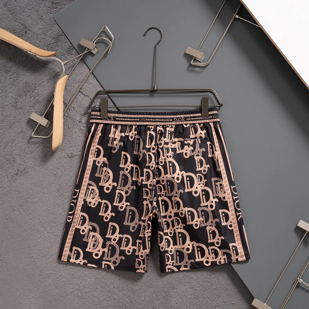 🅿️130 #V2439 [Replenishment all year round] Dior's new classic casual beach shorts, classic plaid quick-drying three-quarter pants, the same style for men and women, the fabric is made of polyester fiber, which is stain-resistant and wrinkle-resistant, the most suitable material for going out in summer! It is guaranteed to be cool and comfortable enough at the same time. It is super stylish when you wear it casually. You can clearly see the texture when you look at the photos. It is not the general market material that can seduce a person who wants to go on vacation in a minute. It has pockets on both sides and a drawstring at the waist. It is a very practical design. The workmanship, details and fit are impeccable. It can be worn as casual pants or beach pants. It is a must-have for beach vacations, home leisure, gym equipment, morning running and night running. It is practical and functional. Color: White Black Size: M-XXXL