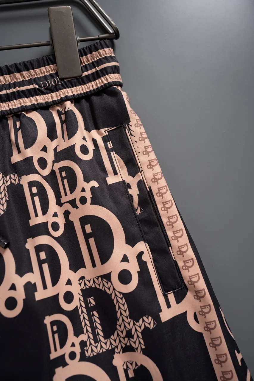 🅿️130 #V2439 [Replenishment all year round] Dior's new classic casual beach shorts, classic plaid quick-drying three-quarter pants, the same style for men and women, the fabric is made of polyester fiber, which is stain-resistant and wrinkle-resistant, the most suitable material for going out in summer! It is guaranteed to be cool and comfortable enough at the same time. It is super stylish when you wear it casually. You can clearly see the texture when you look at the photos. It is not the general market material that can seduce a person who wants to go on vacation in a minute. It has pockets on both sides and a drawstring at the waist. It is a very practical design. The workmanship, details and fit are impeccable. It can be worn as casual pants or beach pants. It is a must-have for beach vacations, home leisure, gym equipment, morning running and night running. It is practical and functional. Color: White Black Size: M-XXXL