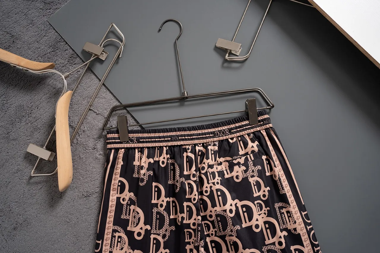 🅿️130 #V2439 [Replenishment all year round] Dior's new classic casual beach shorts, classic plaid quick-drying three-quarter pants, the same style for men and women, the fabric is made of polyester fiber, which is stain-resistant and wrinkle-resistant, the most suitable material for going out in summer! It is guaranteed to be cool and comfortable enough at the same time. It is super stylish when you wear it casually. You can clearly see the texture when you look at the photos. It is not the general market material that can seduce a person who wants to go on vacation in a minute. It has pockets on both sides and a drawstring at the waist. It is a very practical design. The workmanship, details and fit are impeccable. It can be worn as casual pants or beach pants. It is a must-have for beach vacations, home leisure, gym equipment, morning running and night running. It is practical and functional. Color: White Black Size: M-XXXL