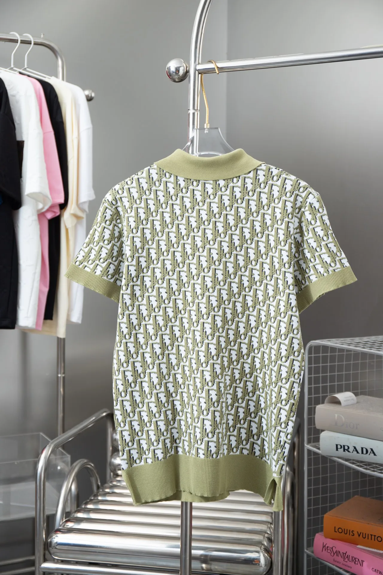 🅿️230 High quality 𝐷‍𝑜*25 new arrivals in early spring. Woolen T-shirt with three-dimensional logo all over. Slim fit, made of 100% cotton yarn🧵. The texture and skin-friendly feeling are excellent. The density is very high. It is a must-have summer item for everyone. S M L XL