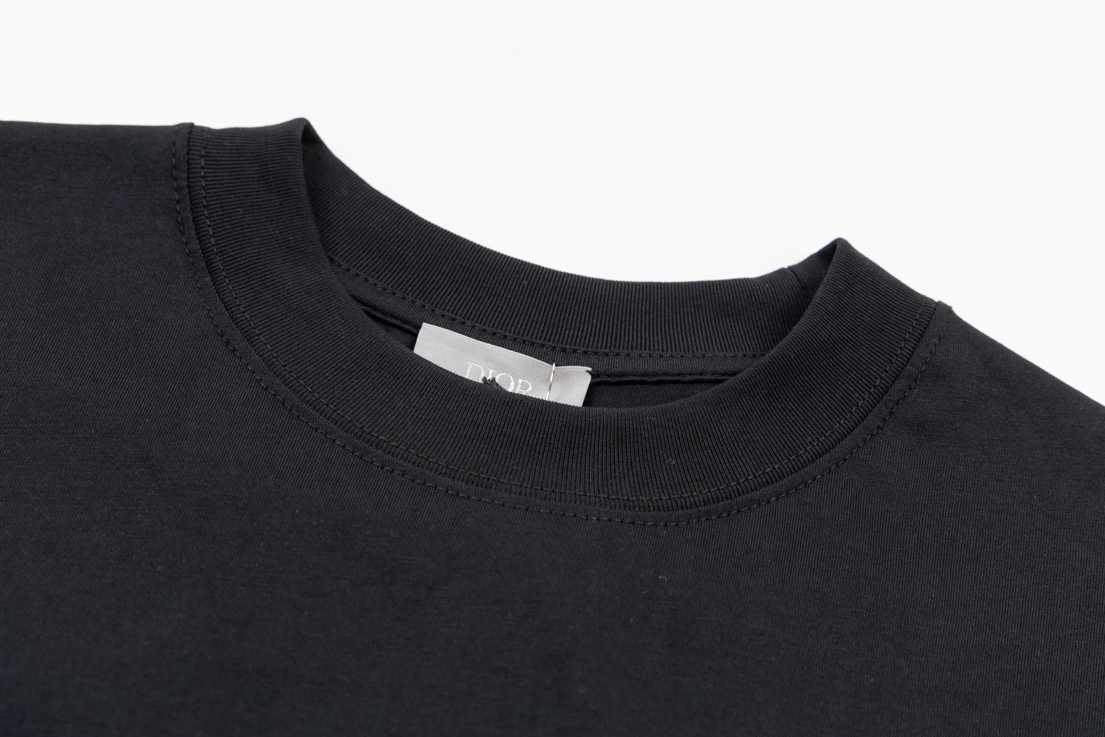 🅿️280 CD Mountain Alpine Shield Print Short Sleeve (Black) The fabric is made of 24S 185g special woven compact cotton fabric, and the rib is made of 32S 300g double yarn rib. This Mountain T-shirt is a new product of the 2026 spring men's wear series. It is decorated with multi-color patches to show the mountain spirit and the classic logo of high-end style inspired by archives. Crafted from white cotton jersey, it features a crew neck for a refined look. The fabric is made of 24S special-spun compact cotton as a plain knitted base. The high-count compact spinning process ensures that the fabric has an extremely delicate skin feel and excellent anti-pilling durability. The neckline is equipped with 32S 1x1 high-density ribbing, which provides long-lasting rebound with its tight structure and protects the collar shape. The decorative multi-color embroidery patch adopts appliqué technique. Three-dimensional lines and fluorescent details are first embroidered with high-density stitches on independent fabrics, and then accurately covered on the chest, forming a strong visual hierarchy and tactile contrast. The alpine element pattern uses digital white ink direct injection technology, with saturated colors and sharp edges, which together with the embroidery patch create a rich texture. Size:XS-S-M-L