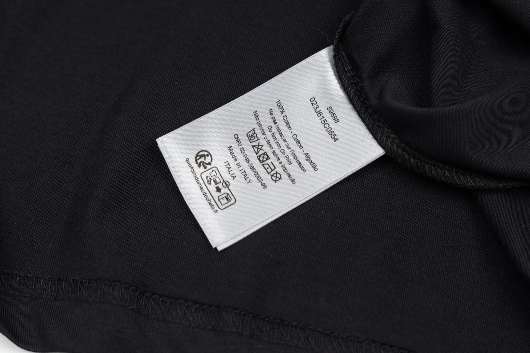 🅿️280 CD Mountain Alpine Shield Print Short Sleeve (Black) The fabric is made of 24S 185g special woven compact cotton fabric, and the rib is made of 32S 300g double yarn rib. This Mountain T-shirt is a new product of the 2026 spring men's wear series. It is decorated with multi-color patches to show the mountain spirit and the classic logo of high-end style inspired by archives. Crafted from white cotton jersey, it features a crew neck for a refined look. The fabric is made of 24S special-spun compact cotton as a plain knitted base. The high-count compact spinning process ensures that the fabric has an extremely delicate skin feel and excellent anti-pilling durability. The neckline is equipped with 32S 1x1 high-density ribbing, which provides long-lasting rebound with its tight structure and protects the collar shape. The decorative multi-color embroidery patch adopts appliqué technique. Three-dimensional lines and fluorescent details are first embroidered with high-density stitches on independent fabrics, and then accurately covered on the chest, forming a strong visual hierarchy and tactile contrast. The alpine element pattern uses digital white ink direct injection technology, with saturated colors and sharp edges, which together with the embroidery patch create a rich texture. Size:XS-S-M-L