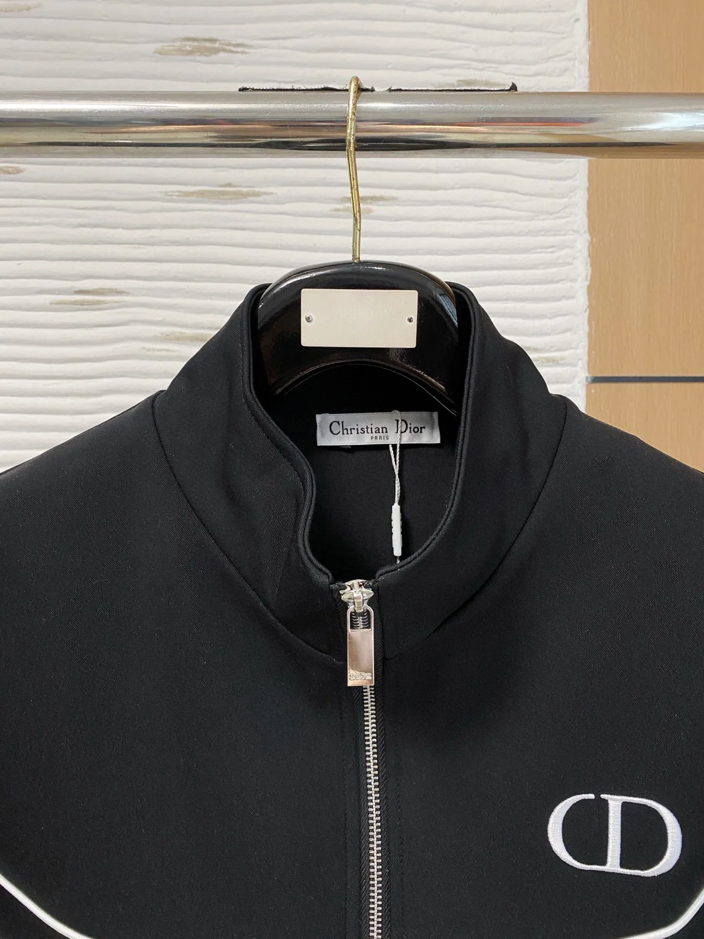 🅿️720 [DIOR Dior] Hot-selling suit is coming. Focus on the original version of the official website. 2025 new hot-selling cardigan and sweatshirt suit. The original order is the best 🇭🇰. It is the meticulous work of top designers for a fitting and perfect upper body effect. All-natural high-quality Tencel Roman cotton 100%, close-fitting comfort, noble and elegant! Original hardware embodies elegance and nobility! Counter size: M-3XL (maximum wear up to 190 pounds)