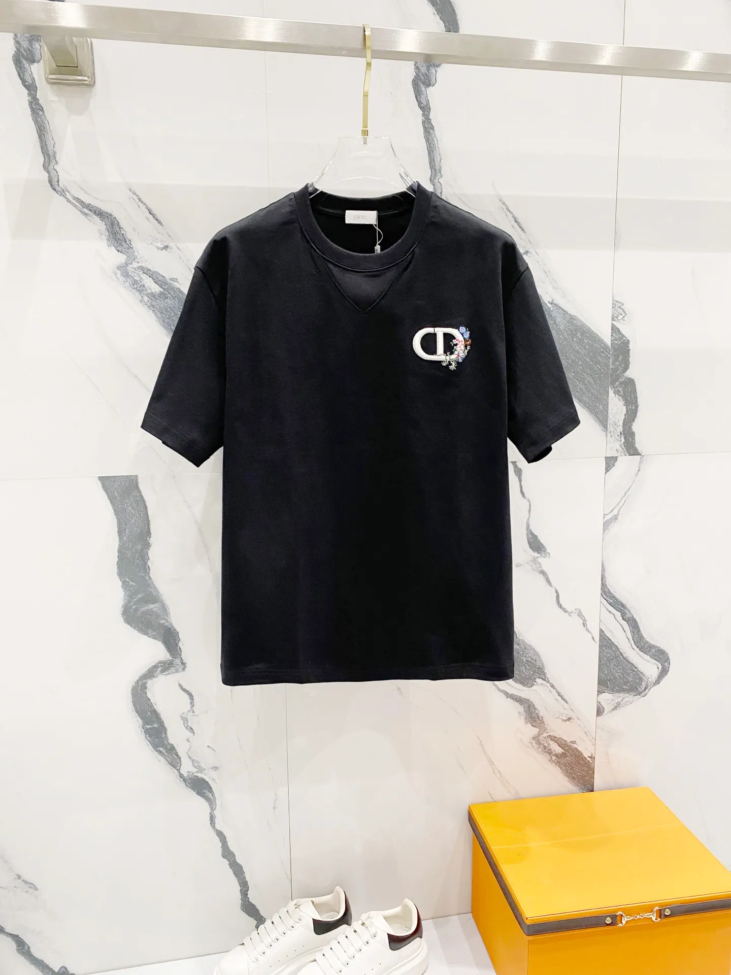 🅿️200 DIOR 320g round neck short-sleeved T-shirt, simple floral CD letter small label embroidery🪡LOGO logo, official synchronization, 1:1 original mold opening, fashionable personality, versatile trend, pure original quality, original washed fabric, tag, collar label, washed wheat, complete three standards, color: black, white. Size: S-XL