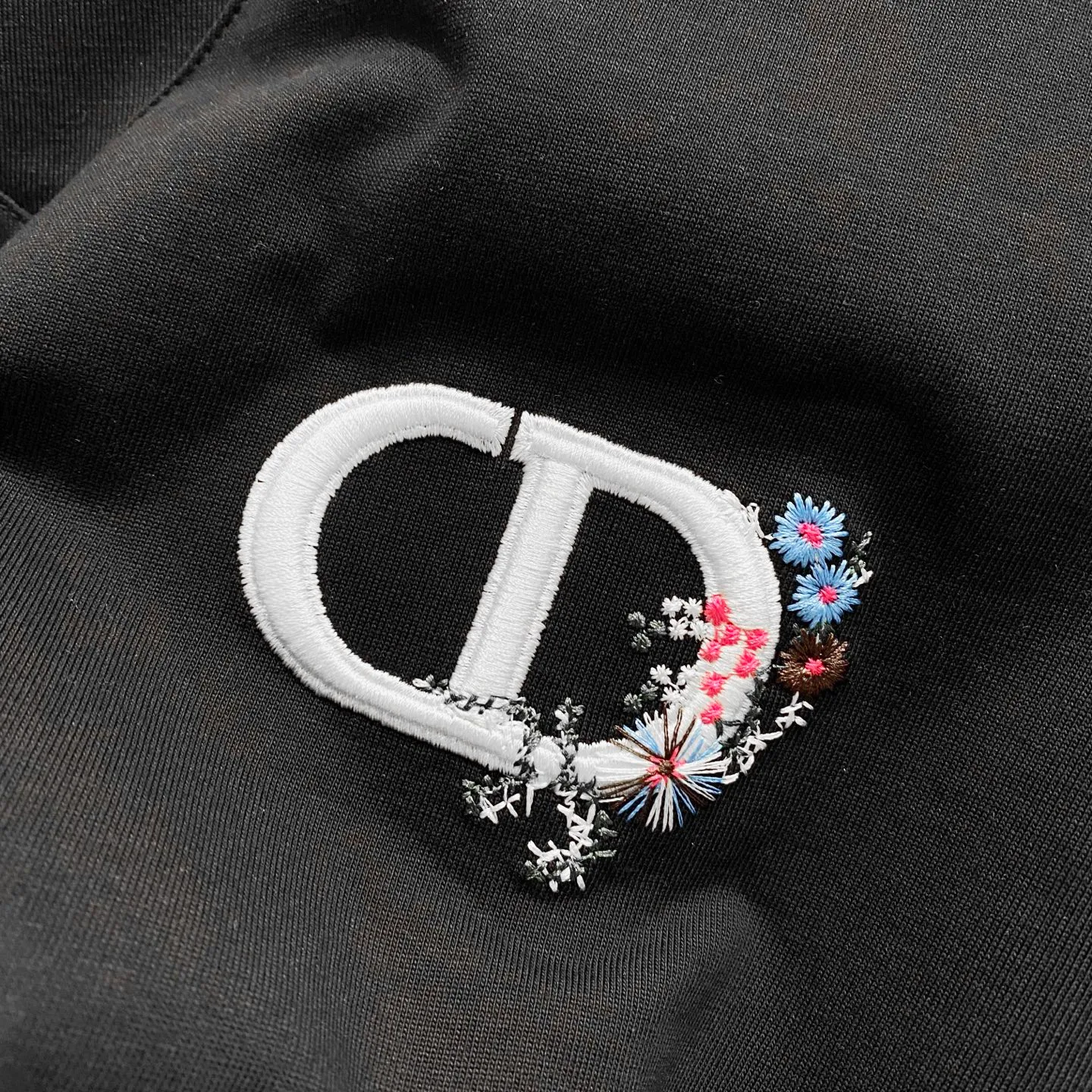 🅿️200 DIOR 320g round neck short-sleeved T-shirt, simple floral CD letter small label embroidery🪡LOGO logo, official synchronization, 1:1 original mold opening, fashionable personality, versatile trend, pure original quality, original washed fabric, tag, collar label, washed wheat, complete three standards, color: black, white. Size: S-XL
