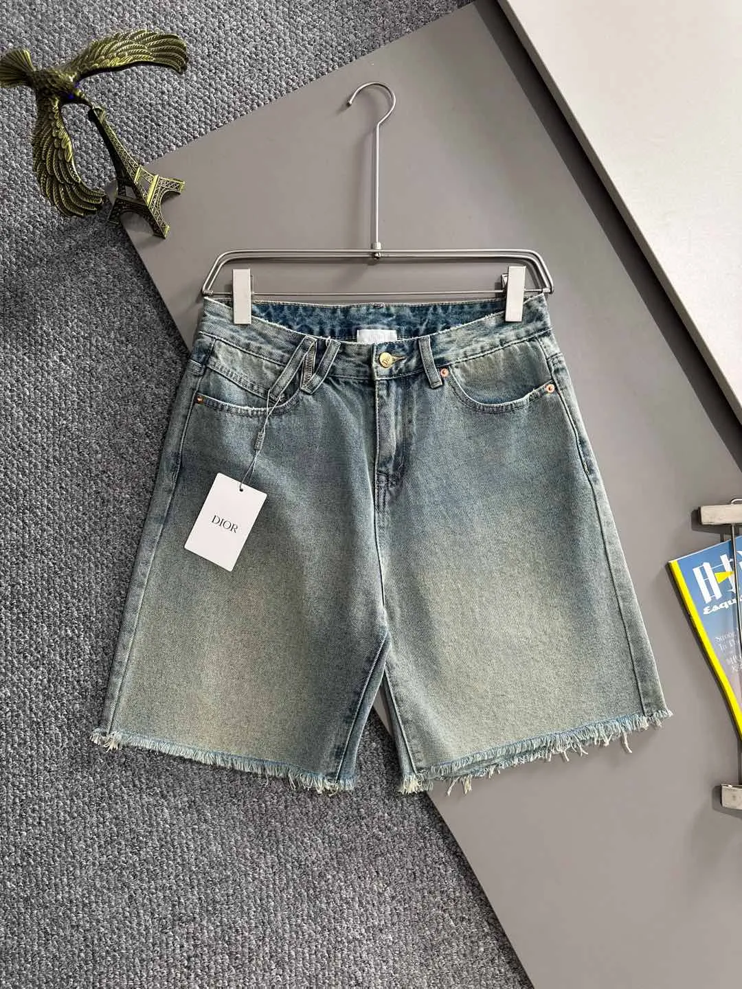 🅿️330 Dior 2025 summer new jeans denim shorts are produced using imported Japanese Denim plain cotton denim fabrics, complete with three standards. The top stone-washed process makes the texture reach the old taste of the 1980s. It is soft, delicate, comfortable and breathable. The color has a modern and fashionable vicissitudes. The upper body is versatile and fashionable! Light luxury, a must-have item for daily commuting! Code number: 28-38 (please state your height and weight when placing an order)