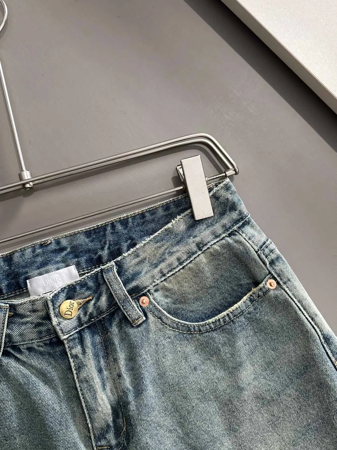 🅿️330 Dior 2025 summer new jeans denim shorts are produced using imported Japanese Denim plain cotton denim fabrics, complete with three standards. The top stone-washed process makes the texture reach the old taste of the 1980s. It is soft, delicate, comfortable and breathable. The color has a modern and fashionable vicissitudes. The upper body is versatile and fashionable! Light luxury, a must-have item for daily commuting! Code number: 28-38 (please state your height and weight when placing an order)