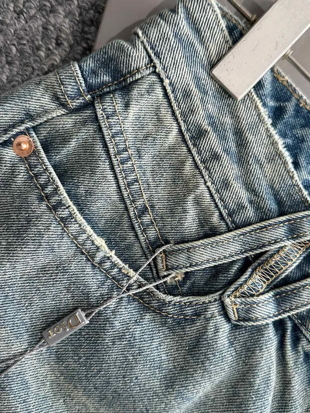 🅿️330 Dior 2025 summer new jeans denim shorts are produced using imported Japanese Denim plain cotton denim fabrics, complete with three standards. The top stone-washed process makes the texture reach the old taste of the 1980s. It is soft, delicate, comfortable and breathable. The color has a modern and fashionable vicissitudes. The upper body is versatile and fashionable! Light luxury, a must-have item for daily commuting! Code number: 28-38 (please state your height and weight when placing an order)