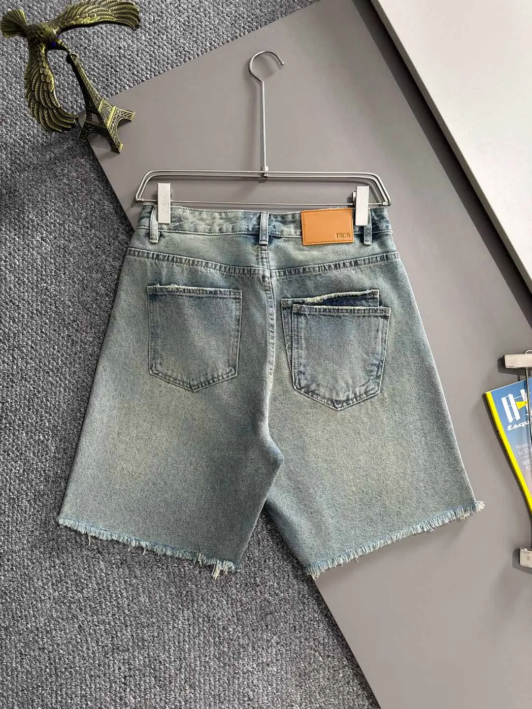 🅿️330 Dior 2025 summer new jeans denim shorts are produced using imported Japanese Denim plain cotton denim fabrics, complete with three standards. The top stone-washed process makes the texture reach the old taste of the 1980s. It is soft, delicate, comfortable and breathable. The color has a modern and fashionable vicissitudes. The upper body is versatile and fashionable! Light luxury, a must-have item for daily commuting! Code number: 28-38 (please state your height and weight when placing an order)