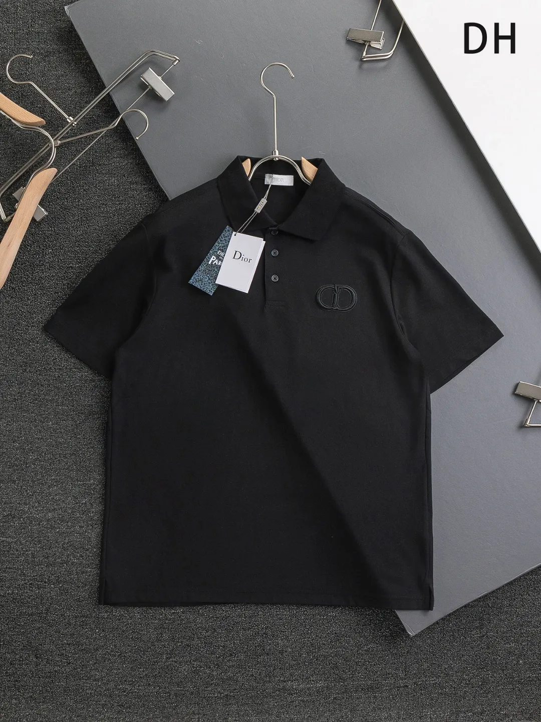 🅿️220 Dior CD DIOR micro-wide version S-XL Dior 25SS ｜Exclusively customized, the same model at the counter. Simple letters CD on the chest🪡 embroidered small logo makes it more beautiful. Exquisite craftsmanship round neck style, exclusive customized pure cotton silk fabric, soft and close-fitting technical fabric, customized original thread, extremely high grade, exquisite workmanship, and the upper body is extremely handsome. It can be said to be very mature in terms of element integration. The classic short-sleeves are complete with 3 labels and are fashionable for men. They are unparalleled in terms of upper body comfort and can be said to be a summer must-have. The dark and light colors are carefully crafted as the main body. Against the pure black background, it seems to reveal a mysterious atmosphere coming from the starry sky~ The softest material and fabric used can perfectly soothe every inch of skin and provide an excellent touch experience. The organic combination of style and craftsmanship makes the matching experience more complicated. Whether it is worn as an inner layer or worn alone, it is a very ingenious piece ~ worth buying! ! Plant grass online~~Highly recommended! ! ! Color: Black, White Royal Blue Size Chart: S: Shoulder Width 50 - Bust 54 - Clothing Length 70 M: Shoulder Width 52 - Bust 56.5 - Clothing Length 72 L: Shoulder Width 54 - Bust 59 - Clothing Length 74 XL: Shoulder Width 56 - Bust 61.5 - Clothing Length 76